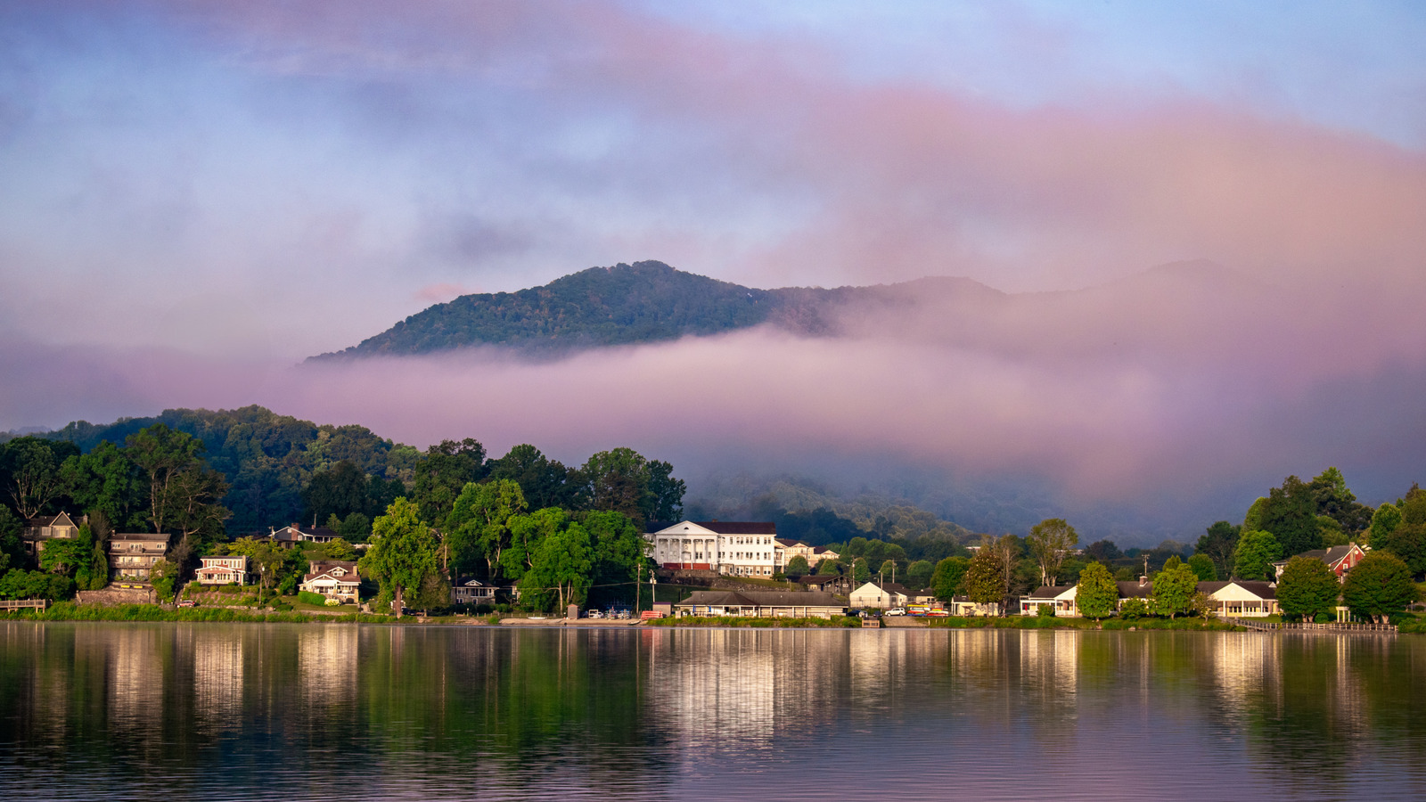 Ein malerischer See am Fuße der Great Smoky Mountains ist ein ruhiger Rückzugsort im Freien
