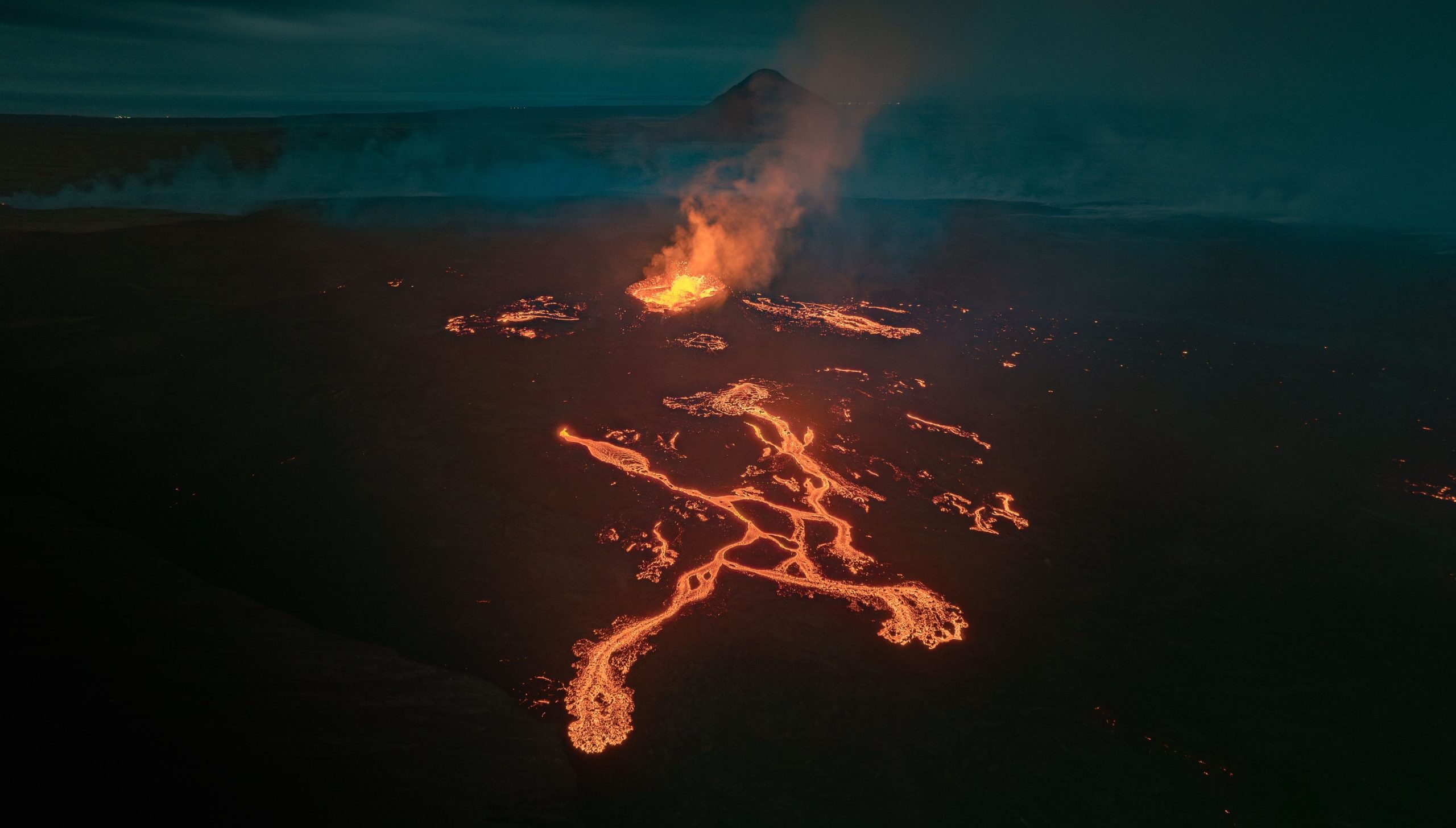 Der isländische Fissurvulkan ausbricht, der Evakuierungen des beliebten Touristenziels verursacht, das Blue Lagoon Thermal Spa
