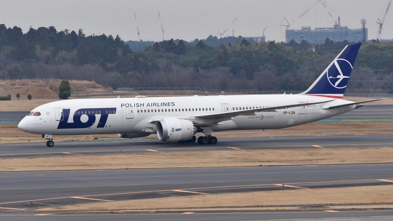 Los polnische Fluggesellschaften schneiden nur eine nicht polnische Langstreckenroute, um uns und kanadische Flüge zu stärken
