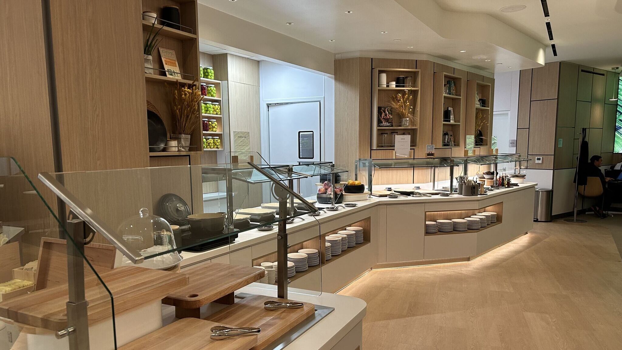 Lufthansa wird wieder geöffnet. Newark Lounge mit Allegris Design Touches