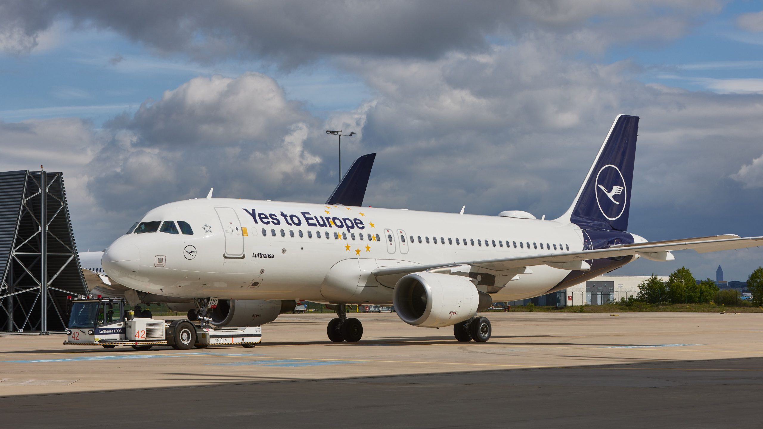 Lufthansa führt die Einsammlung von Flugportralträger für Flüge am Frankfurter Flughafen vor