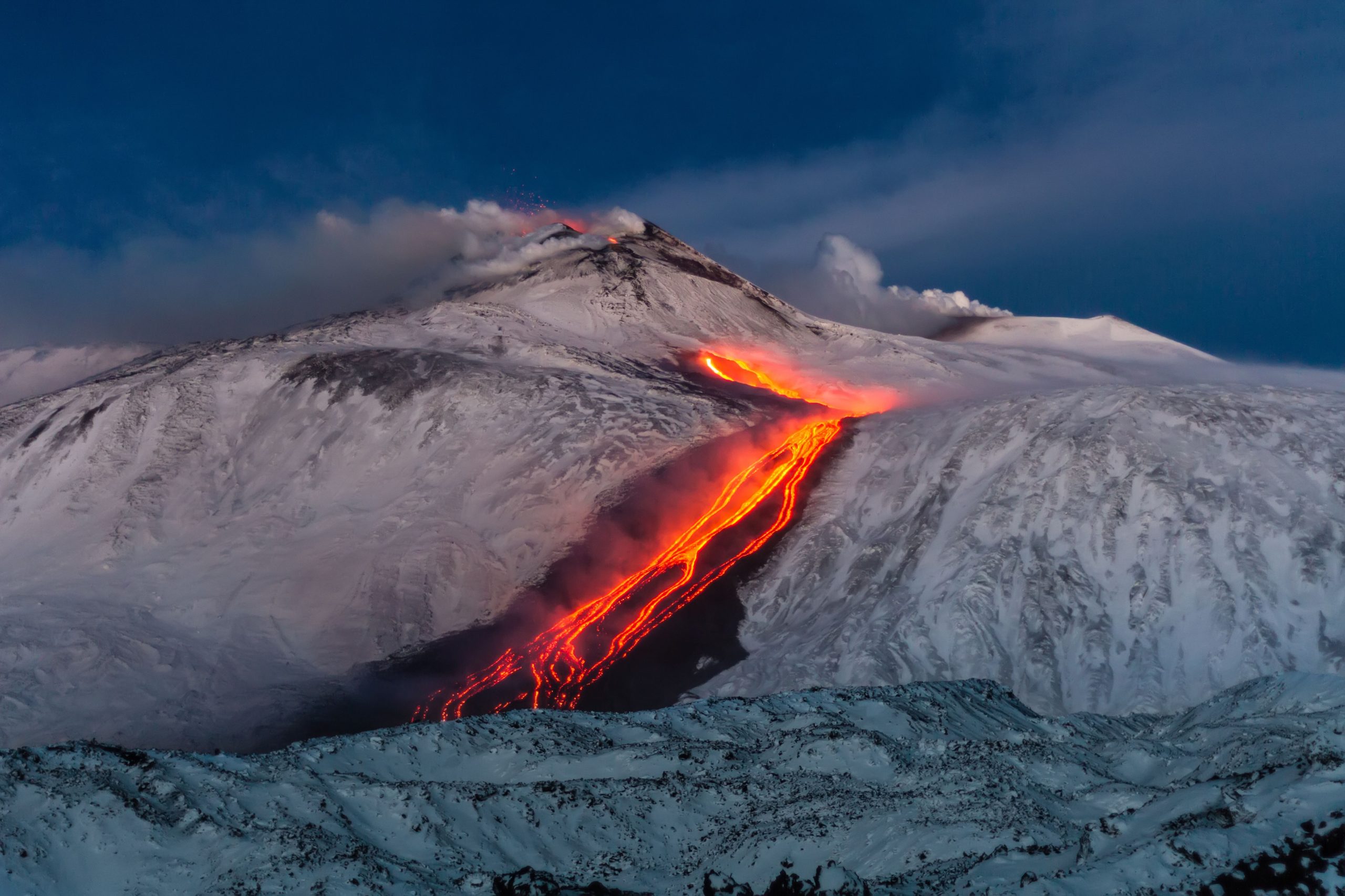Mount Etna bricht in einer atemberaubenden visuellen Darstellung von Feuer und Eis aus, während Einheimische und Besucher in Ehrfurcht zuschauen