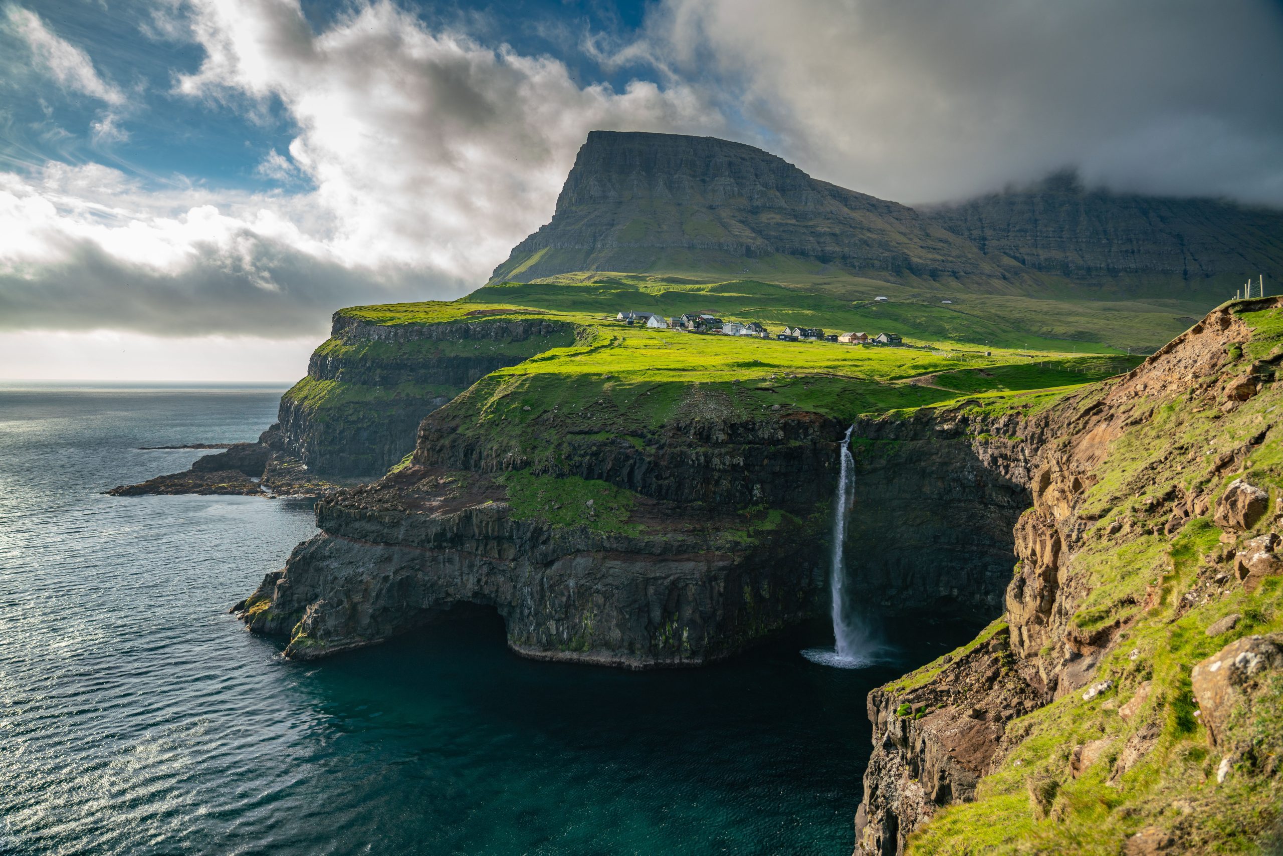 Künstlerische Unterwassertunnel der Färöer werden ein beliebtes Touristenziel zwischen Schottland, Island und Norwegen