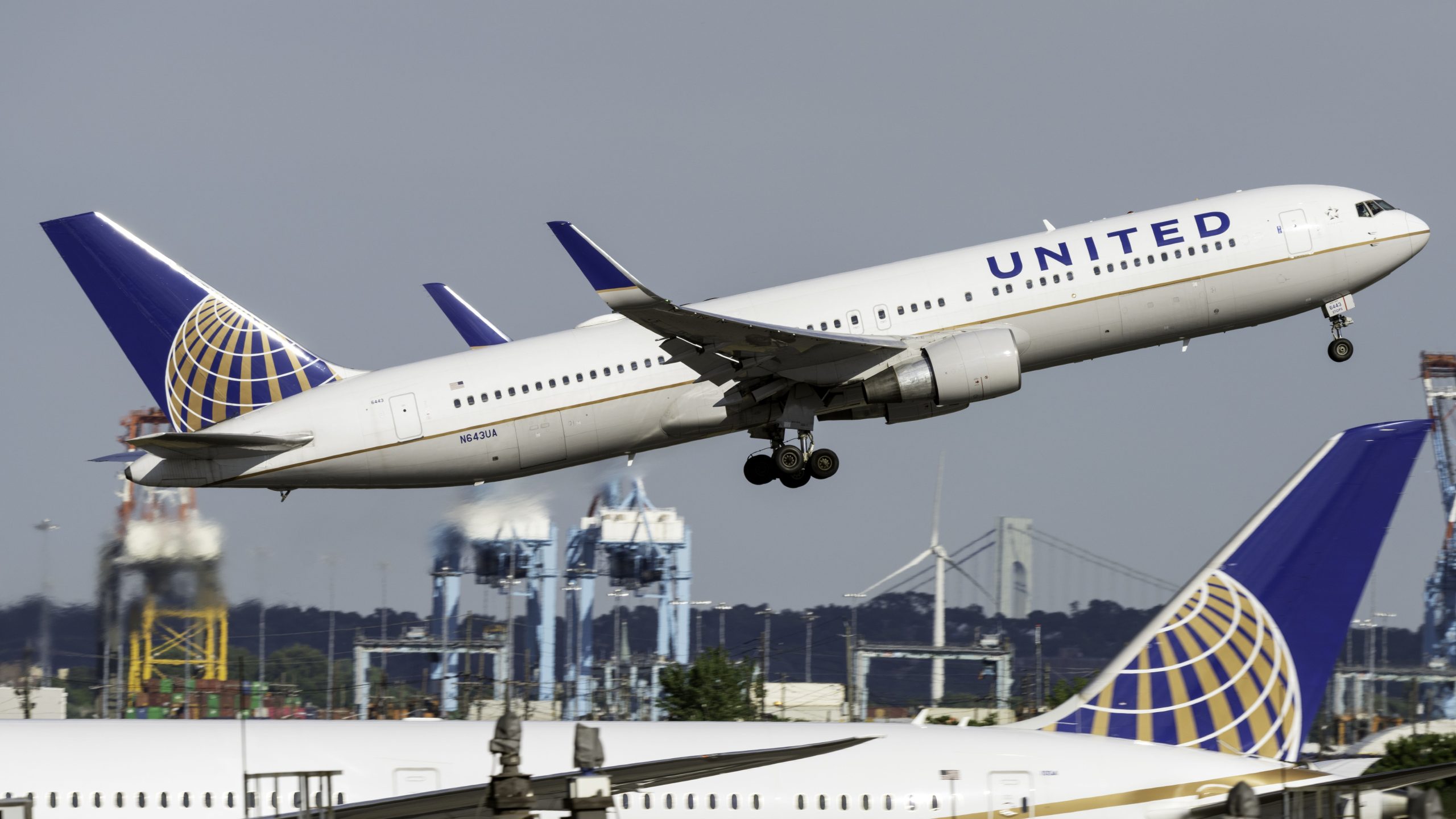 United Airlines Boeing 767-300er fliegt zwischen Teneriffa und Marrakesch, nachdem starke Nebel umleitete