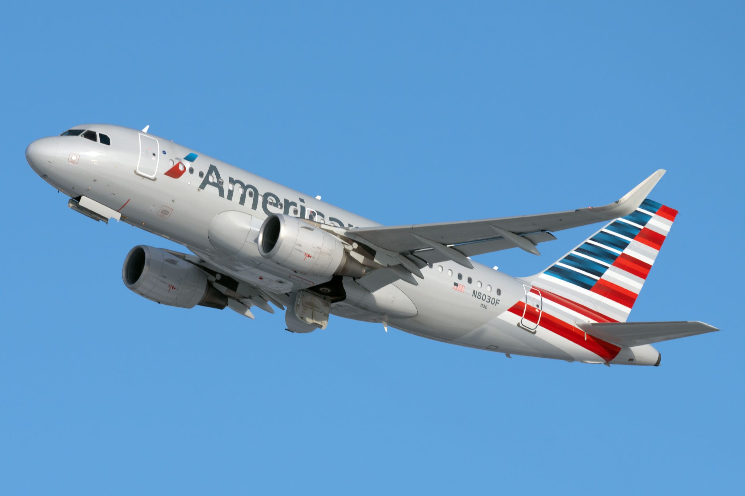 American Airlines Airbus A319 landet die Landung, da ein weiteres Flugzeug am Reagan National Airport abhebt