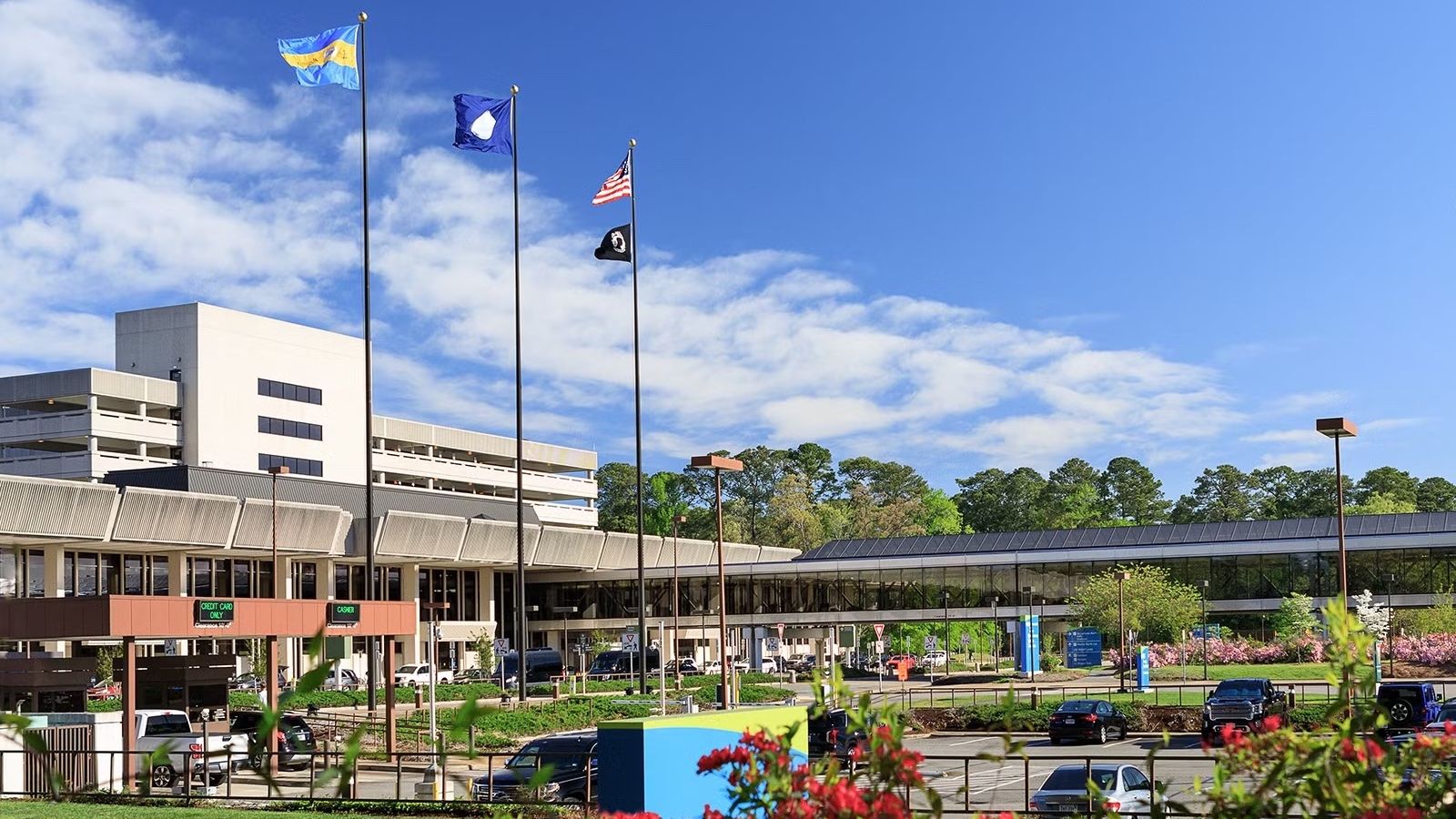 Die Flüge am internationalen Flughafen Norfolk, nachdem Mann den Flugfeldzaun verletzt hat