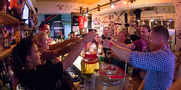 Okinawa Nightlife: Ein Führer zu den besten Bars und Clubs