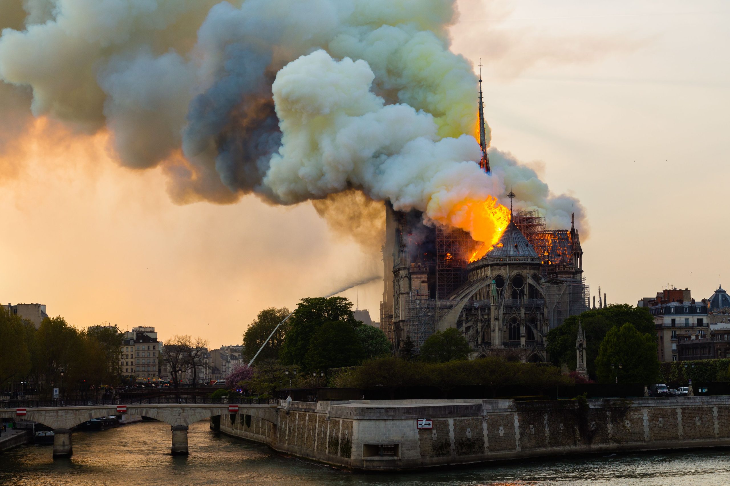 Archäologen zeigen, dass Notre Dame's Feuer über 1.000 "Fragmente" historischer Kunstwerke entdeckt hat