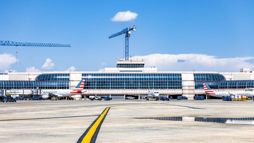Mann verhaftet, nachdem er gegen Sicherheitsgrad und Spaziergang auf Tarmac am Charlotte Douglas International Airport gelaufen ist