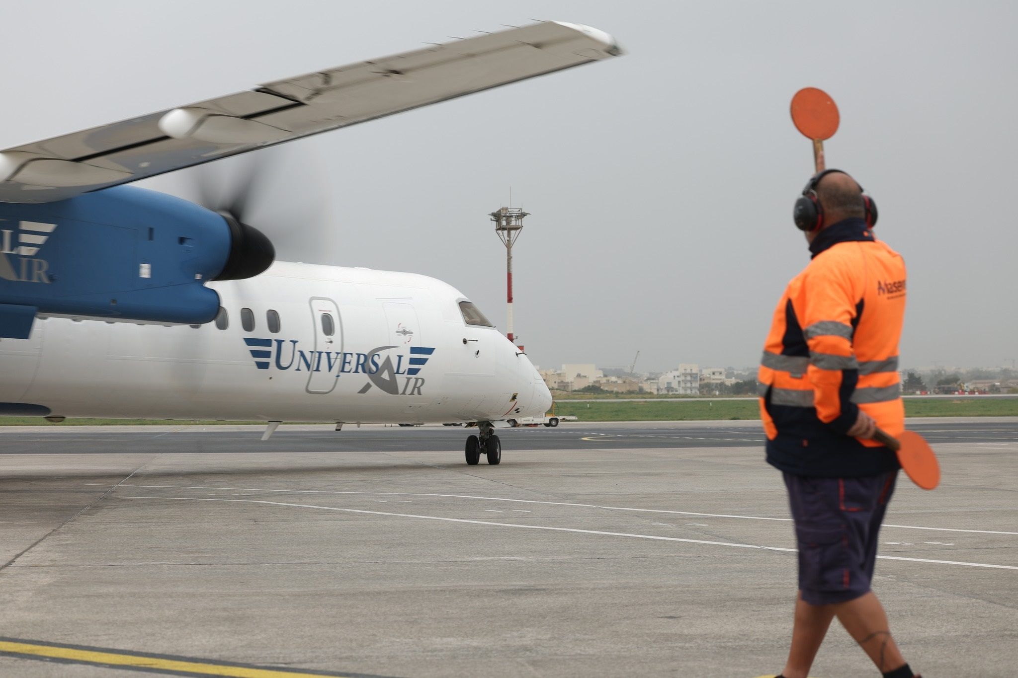 3H 45m: Der neue sehr lange DASH 8 Q400 