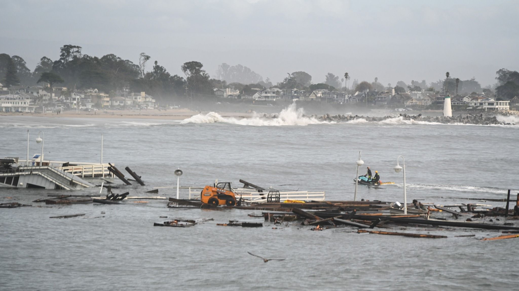 Santa Cruz Wharf stürzt in den Ozean, das Restaurant wäscht sich am Ufer