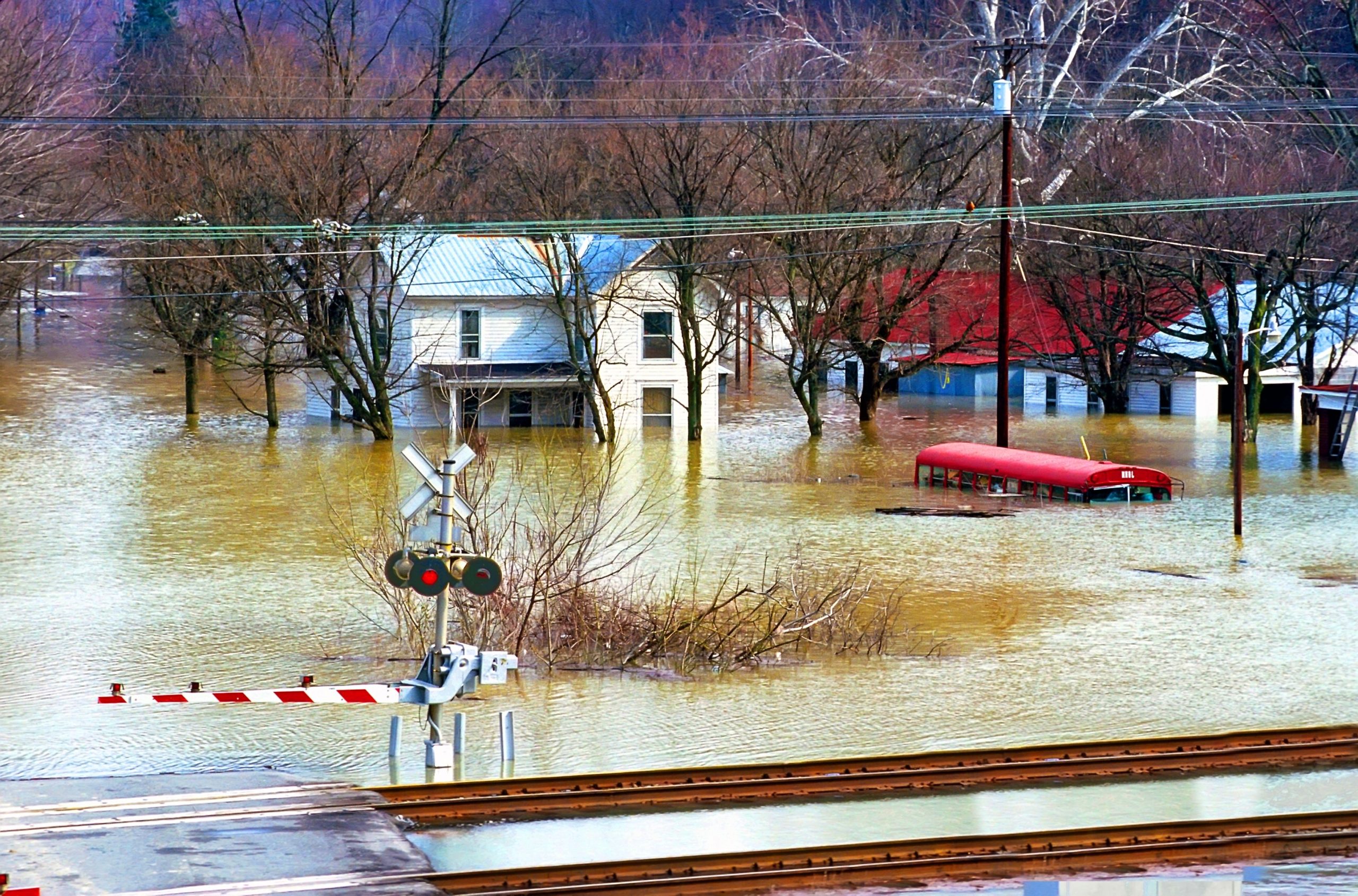 Beispiellose Überschwemmungen und Tornados durch den südlichen Vereinigten Staaten abreißen: 10 Menschen, die mit dem Todesopfer getötet wurden