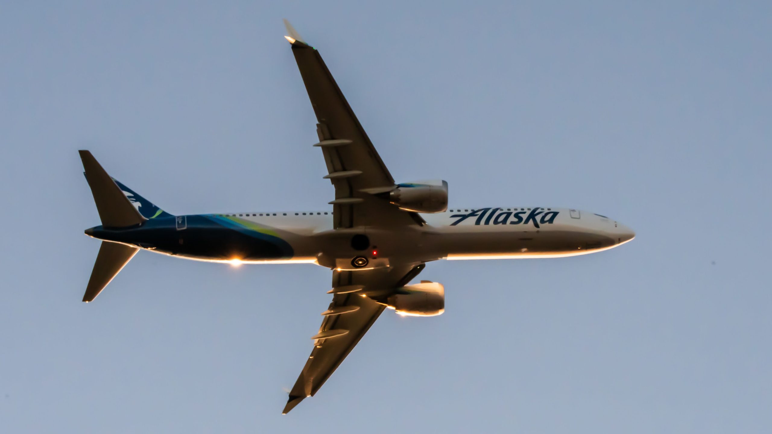 Alaska Airlines Boeing 737 Max 9 Reifen bläst im Start &amp; Schadensersatz Motor aus