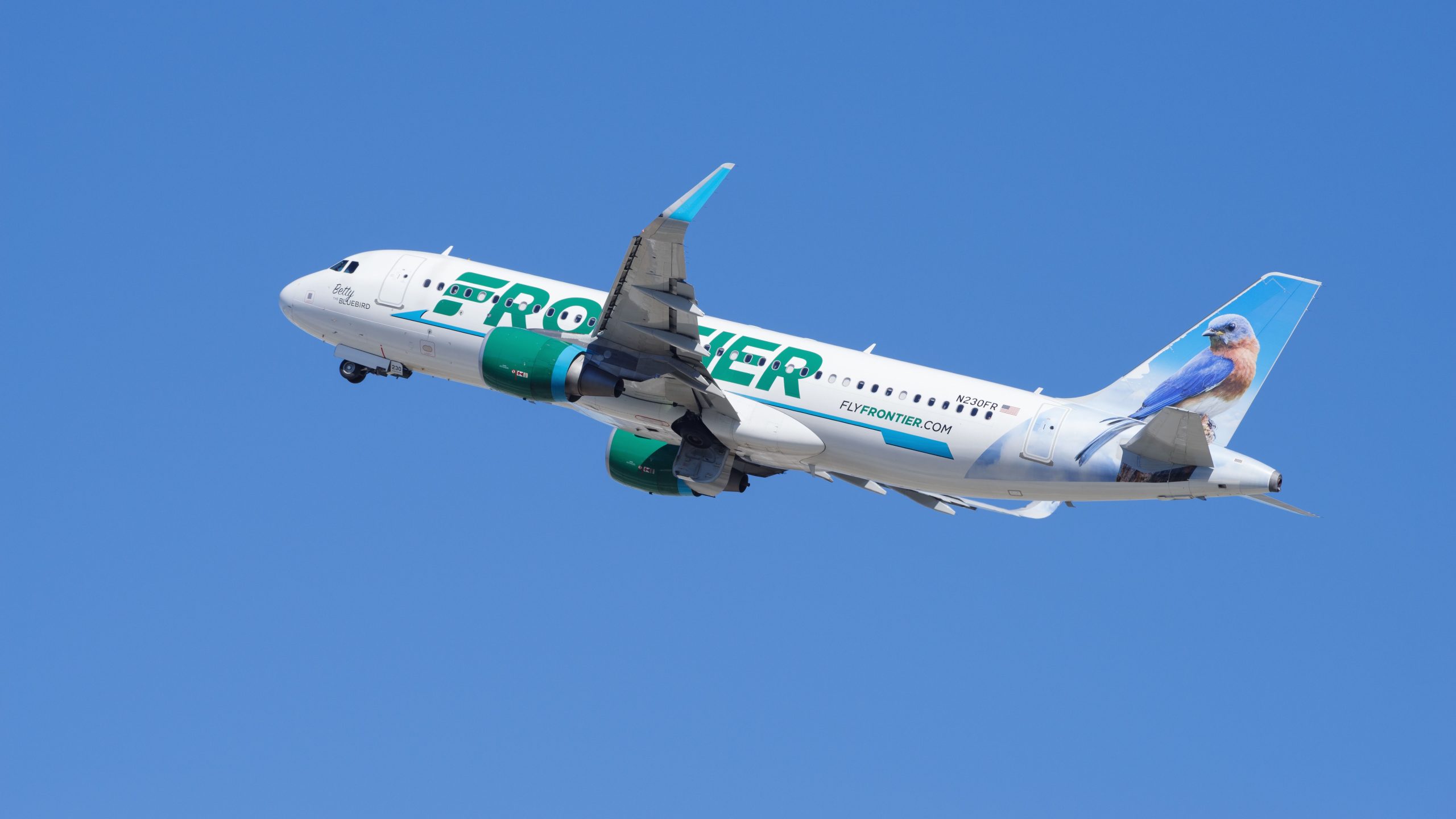 Frontier Airlines beherbergt die Innenstadt von Phoenix Treasure Hunt mit freien Fluggutscheinen, die in Sparschwein versteckt sind