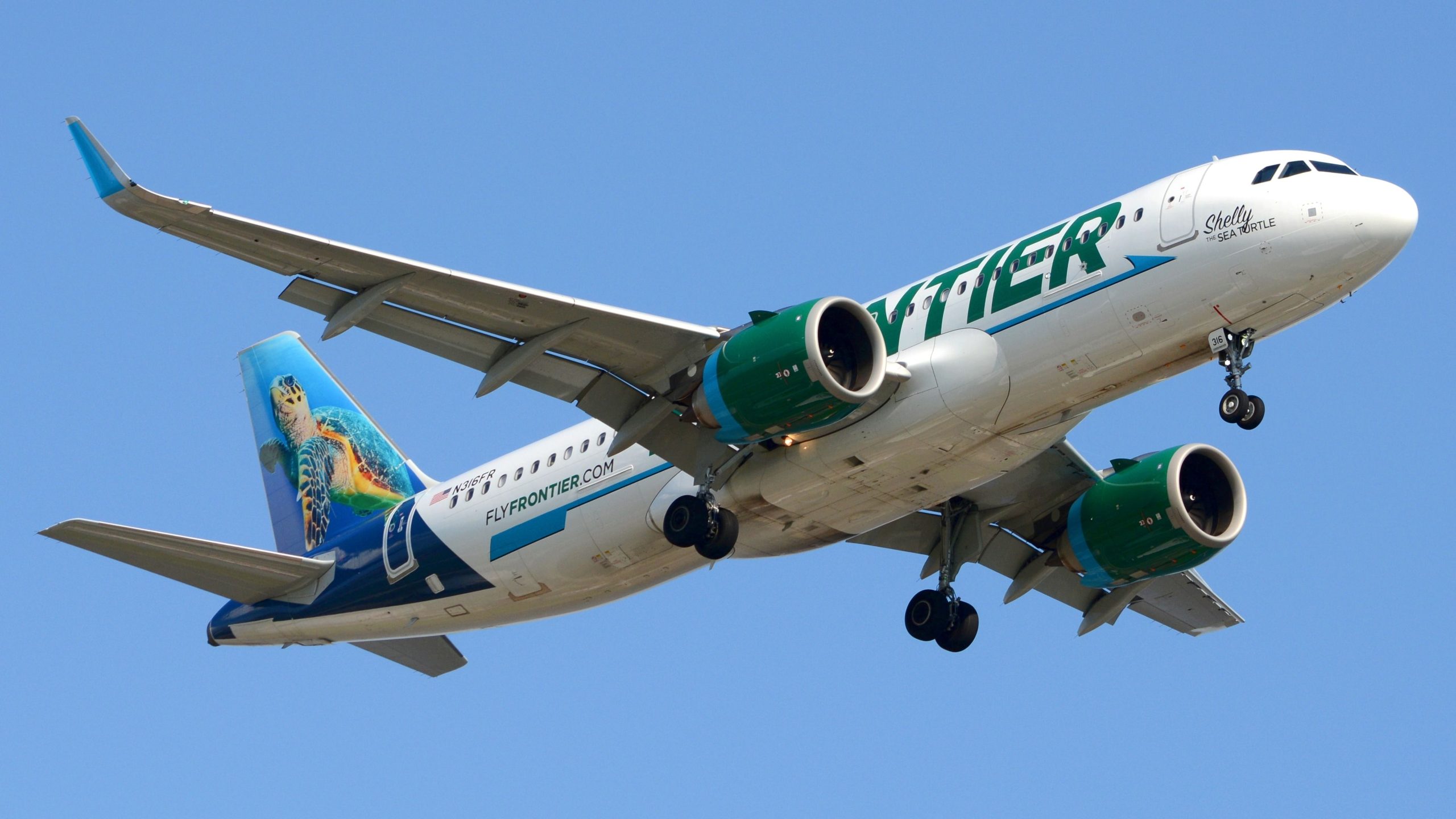 ULCC Frontier Airlines wird in den ersten 2 Reihen mit der Blockierung von Mittelsitzen blockieren