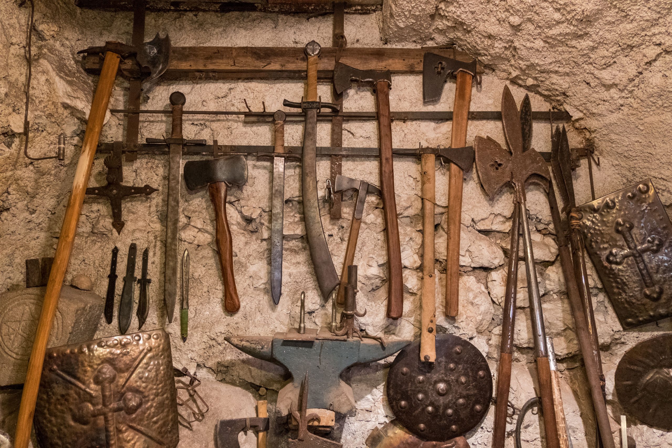 Archäologen freuen sich, nachdem seltene 6.000 Jahre alte Waffen in einer Höhle in Texas gefunden werden