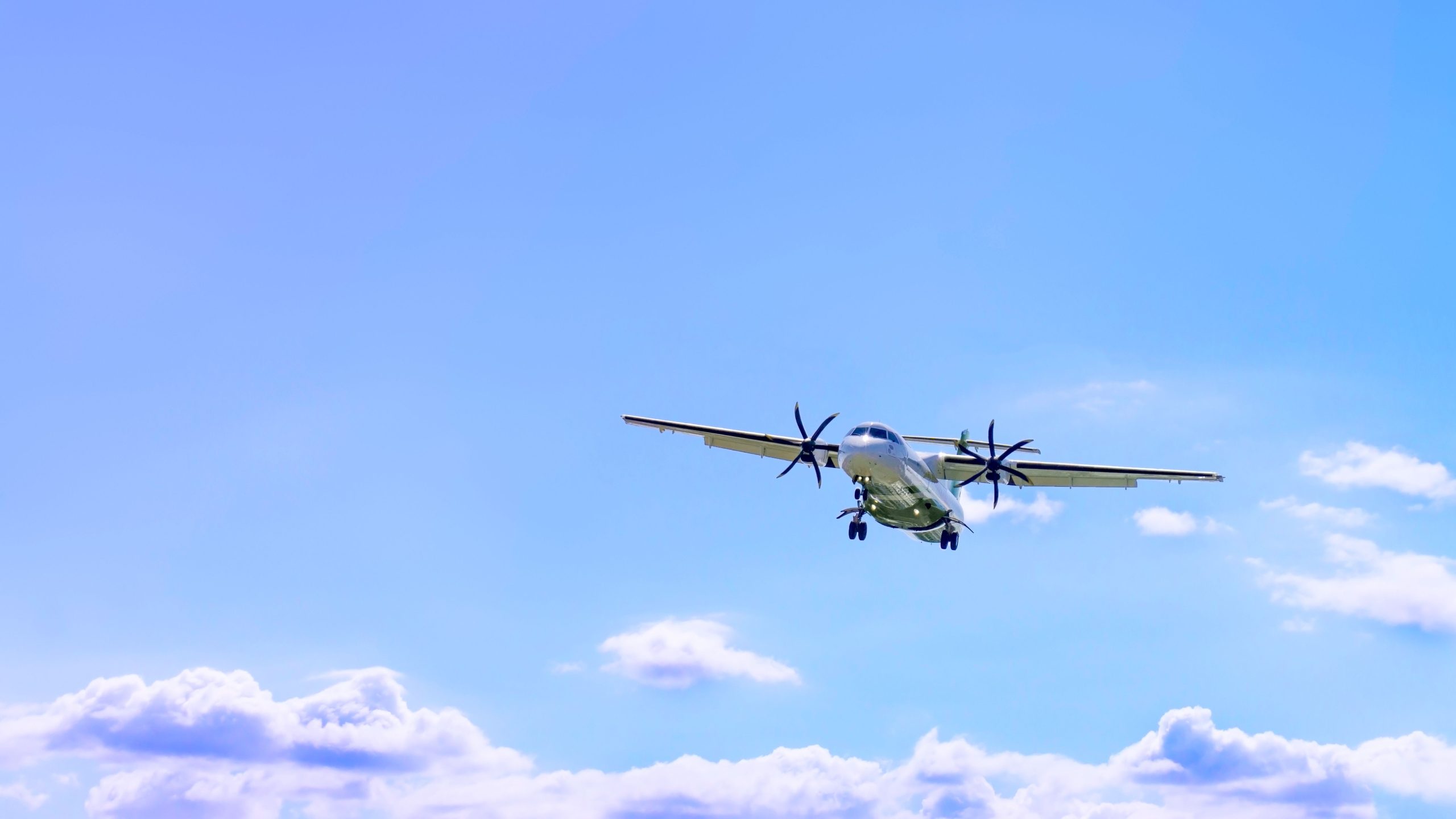 Wings Air ATR-72 beschädigt nach dem Schuss bei der Annäherung an der Landebahn in Indonesien