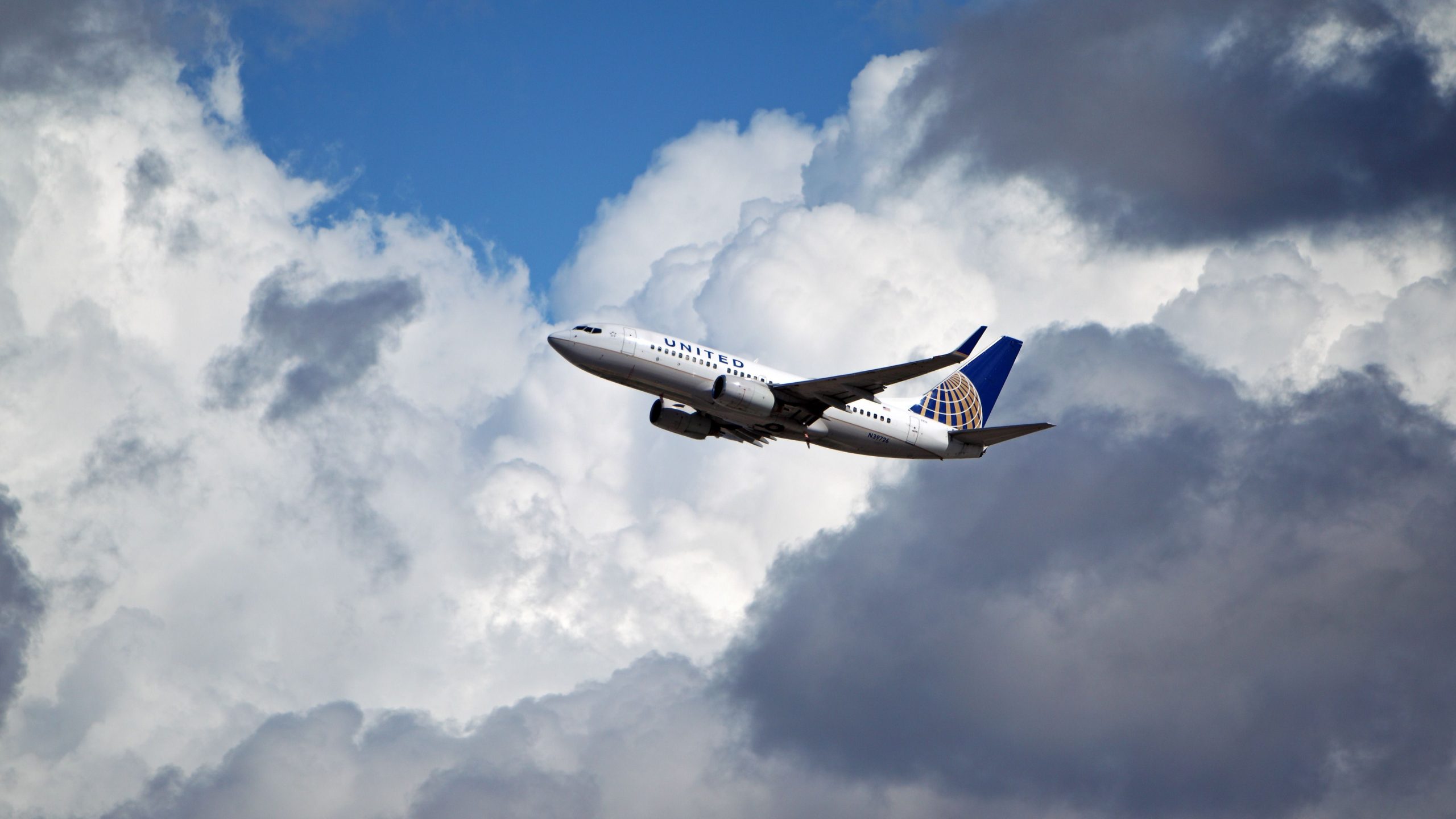 United Airlines Boeing 737 &amp; Spirit Airbus A320neo am selben Tag vom Blitz getroffen