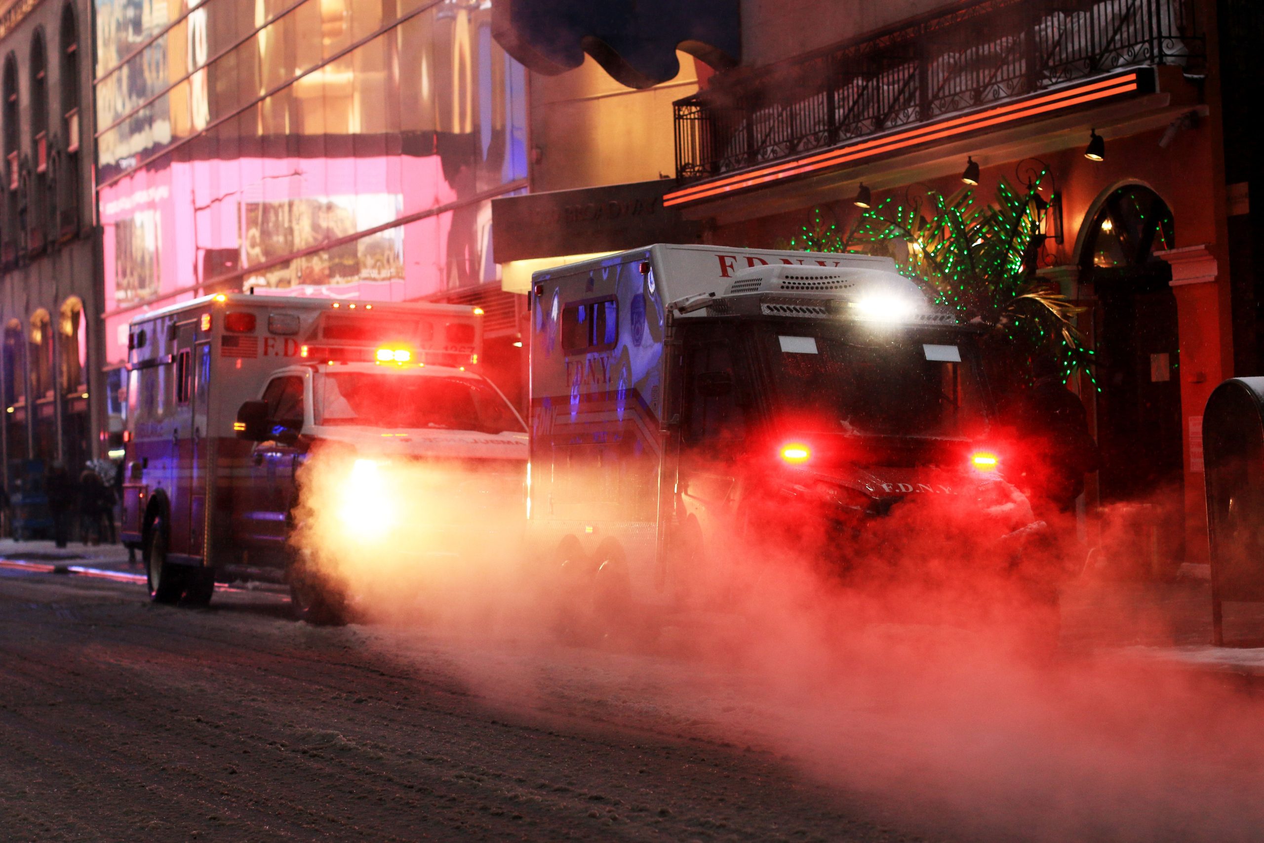 Der Mann, der auf dem New Yorker Times Square in Brand gesteckt wurde, verdächtig immer noch auf freiem Fuß