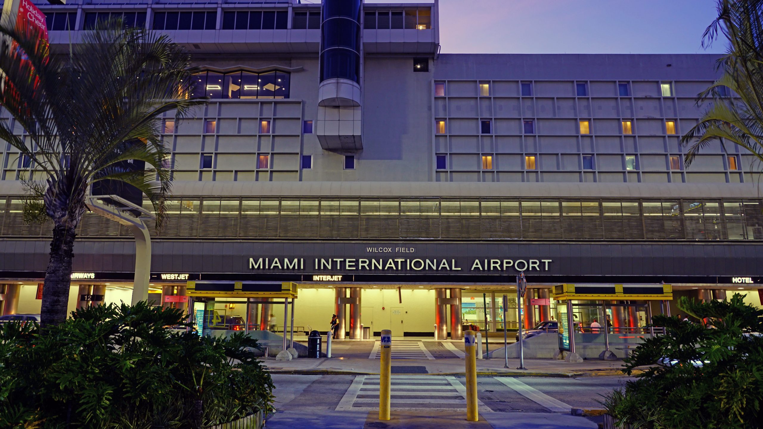 Frau in einem kritischen Zustand, nachdem er am Flughafen Miami erstochen wurde