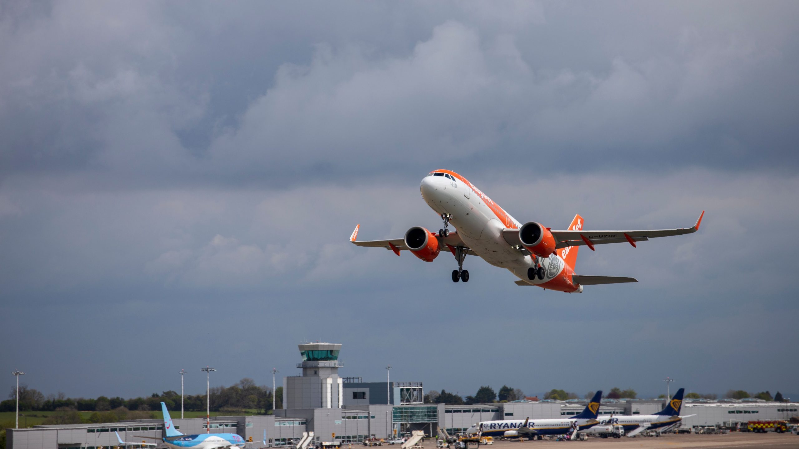 Mann, der wegen Laserangriffs auf Hubschrauber und Airbus A320 zu 4 Monaten Haft verurteilt wurde