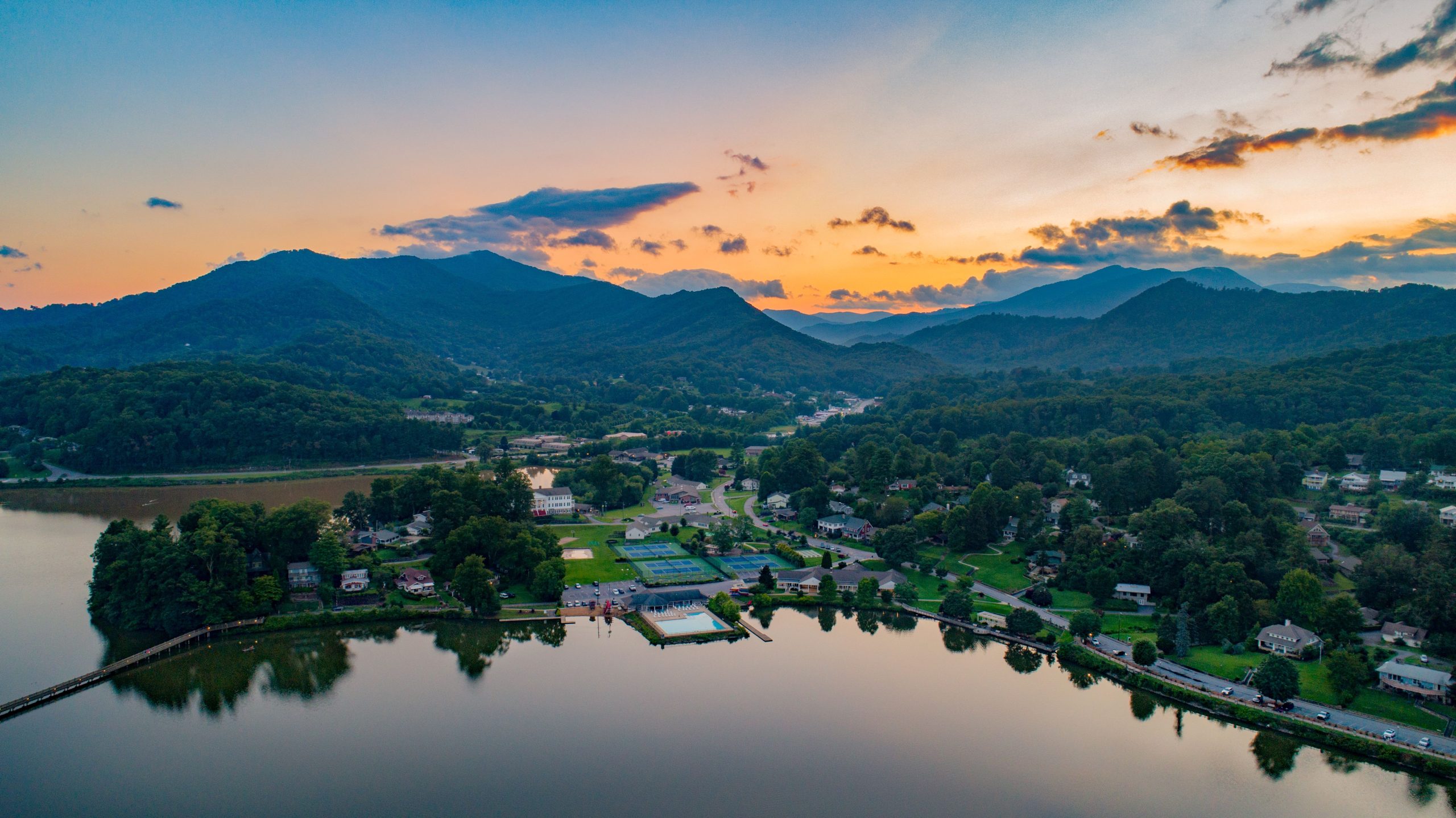 Tauschen Sie Asheville gegen diese einzigartige „spirituelle“ Blue Ridge Town in der Nähe des beliebtesten Nationalparks