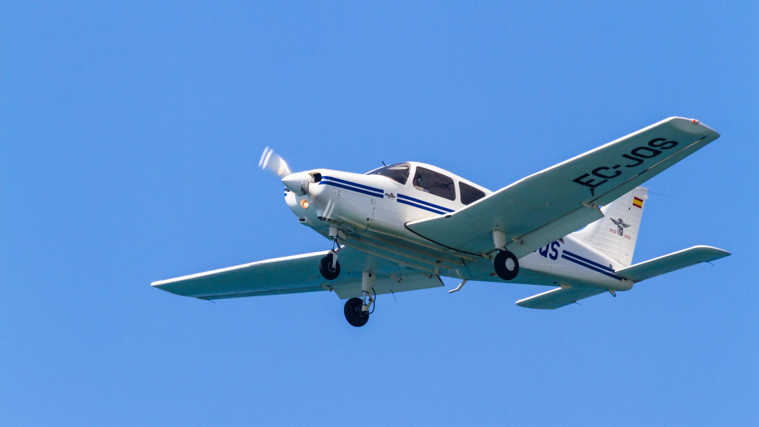 Kleine Flugzeug stürzt auf einem Golfplatz in Sacramento ab
