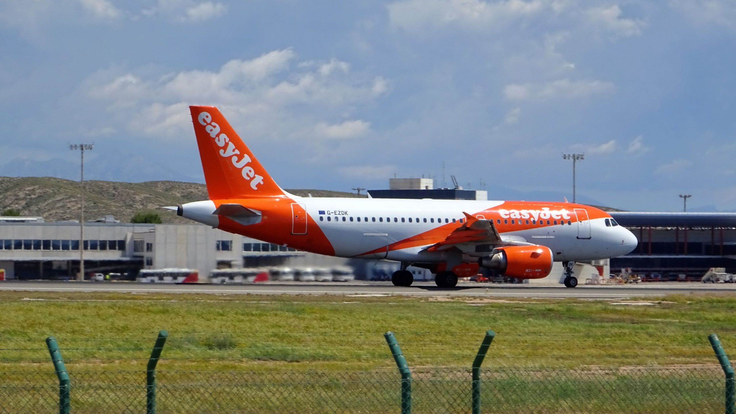 Betrunkener Easyjet-Passagier am Flughafen Alicante verhaftet, nachdem er versucht hatte, die Tür im Flug zu öffnen