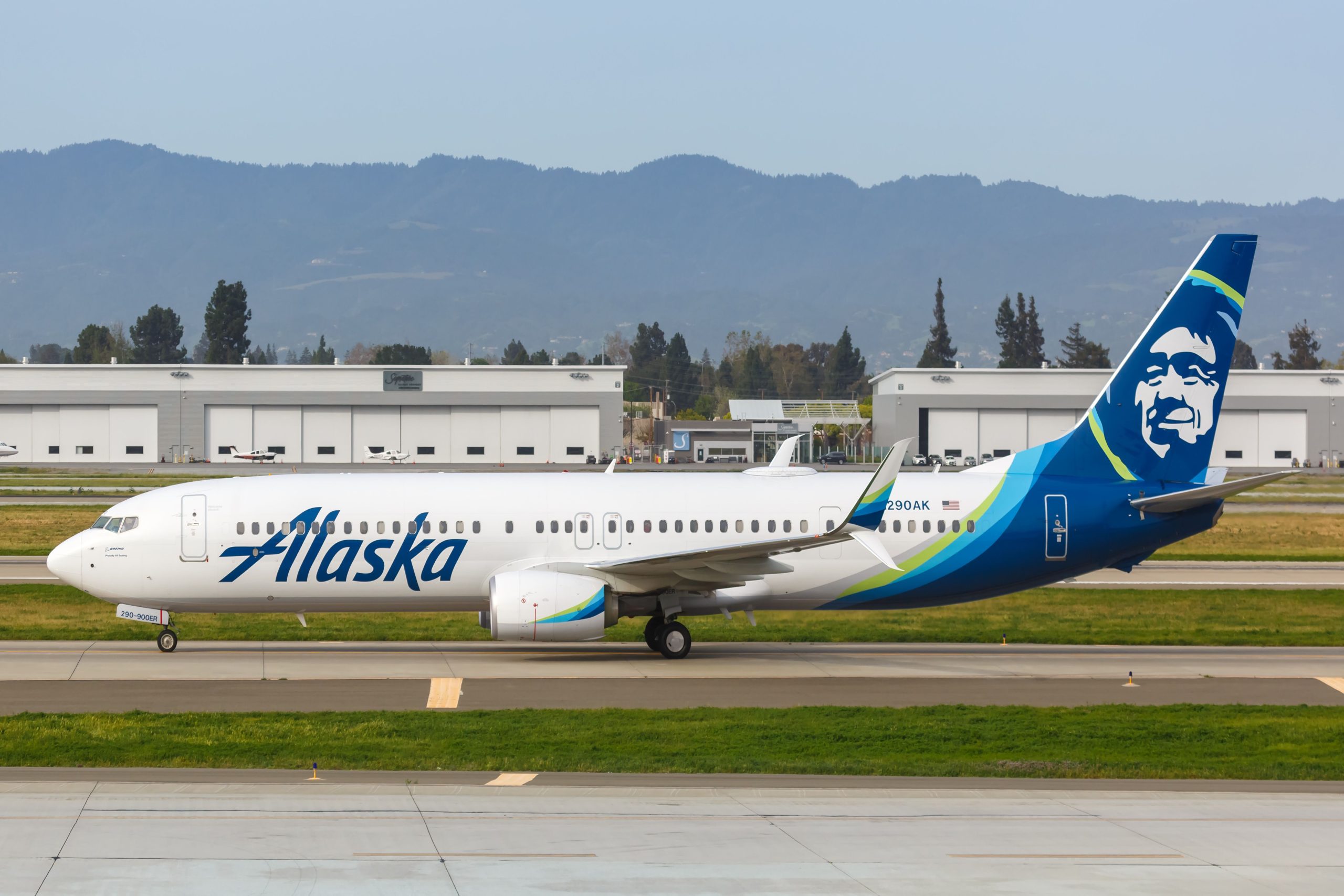 Alaska Airlines Boeing 737-900 kehrt aufgrund mechanischer Probleme nach San Jose zurück