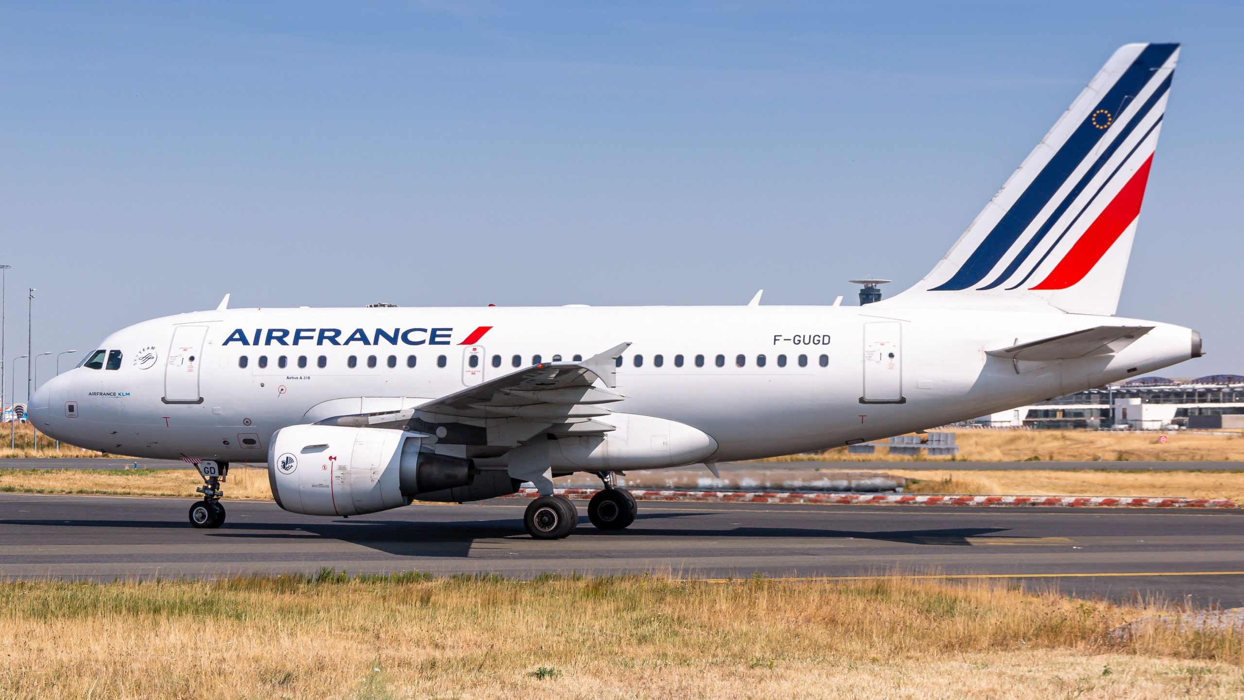Air France Airbus A318 kehrt nach der Kabinenabdrücke nach Paris zurück