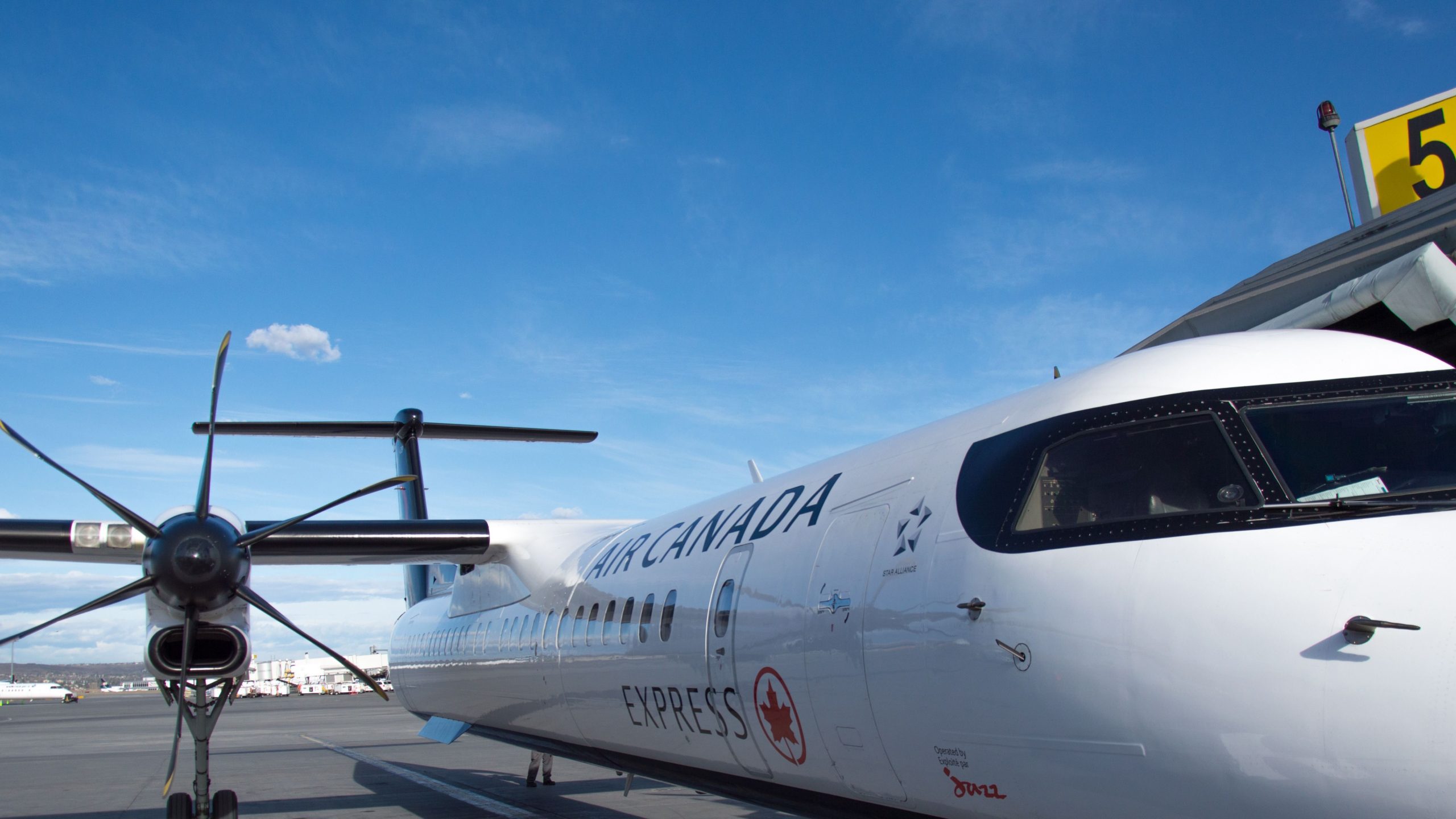 "Unglaublich gefährlich": Piloten von Jazz Aviation Dash 8-400 schimpft zum Wechsel zur falschen ATC-Frequenz in Toronto