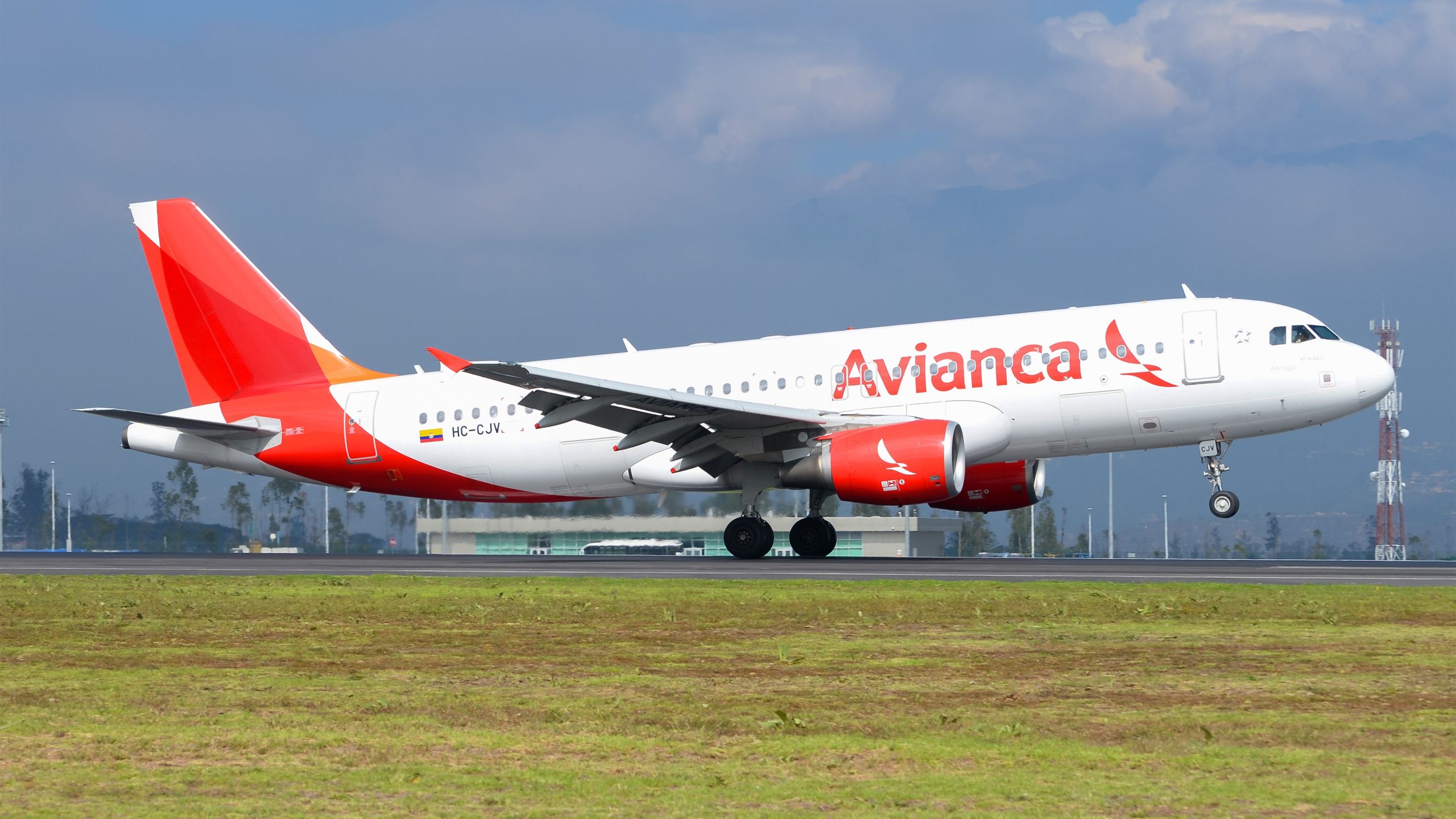 Avianca Ecuador Airbus A320 fliegt 3 weitere Sektoren, nachdem er bei der Landung einen Schwanzschlag erlitten hatte