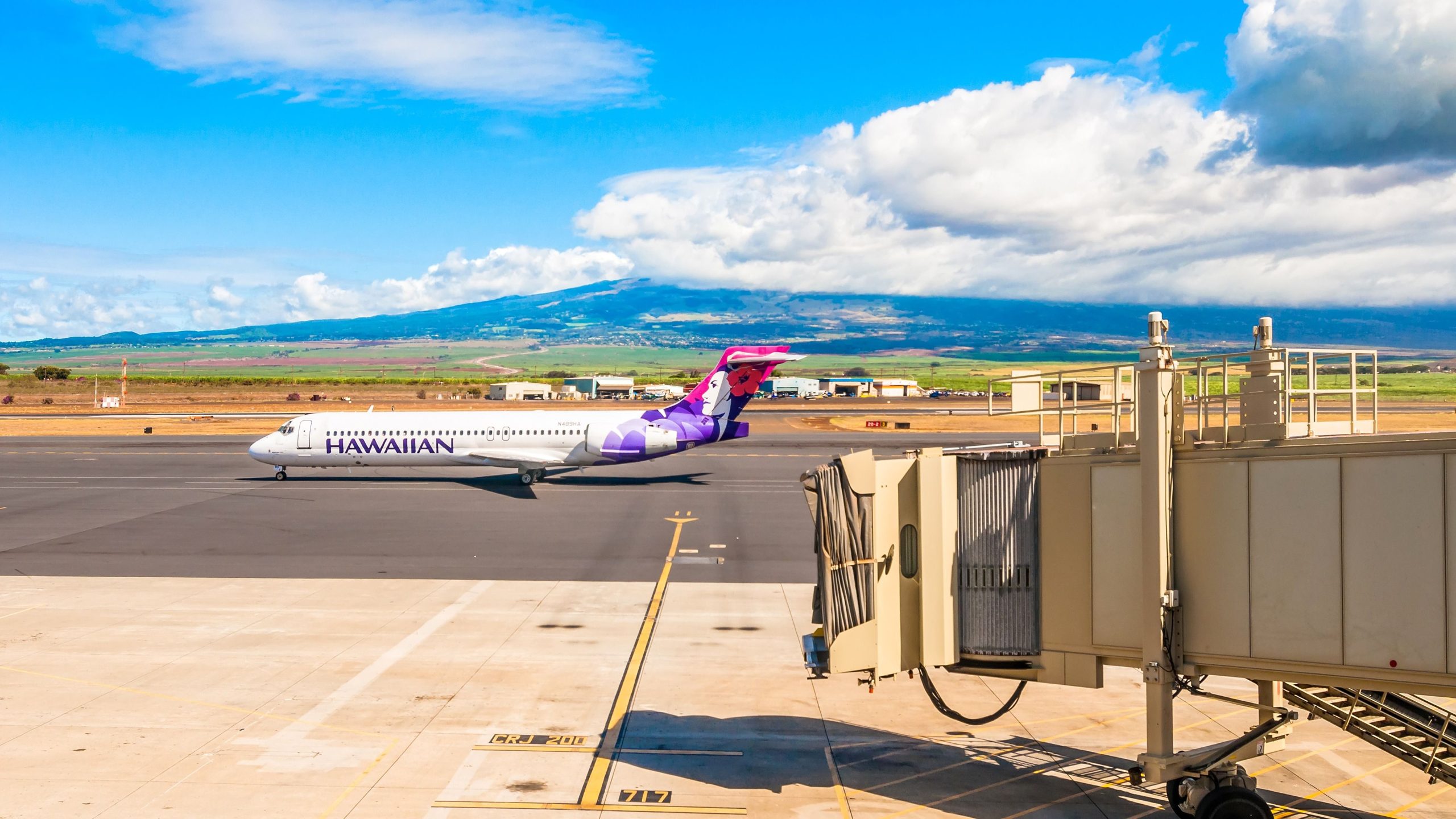Hawaiian Airlines bietet Reiseversuche für Passagiere an, die vom tropischen Sturm betroffen sind