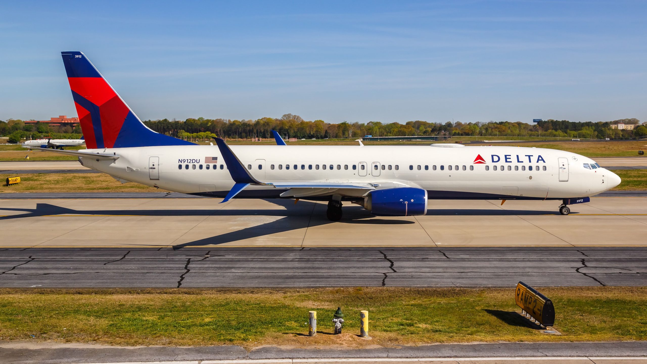 Delta Air Lines storniert den Flug, nachdem Boeing 737-900er aufgrund des Motorproblems nach Tucson zurückgekehrt ist