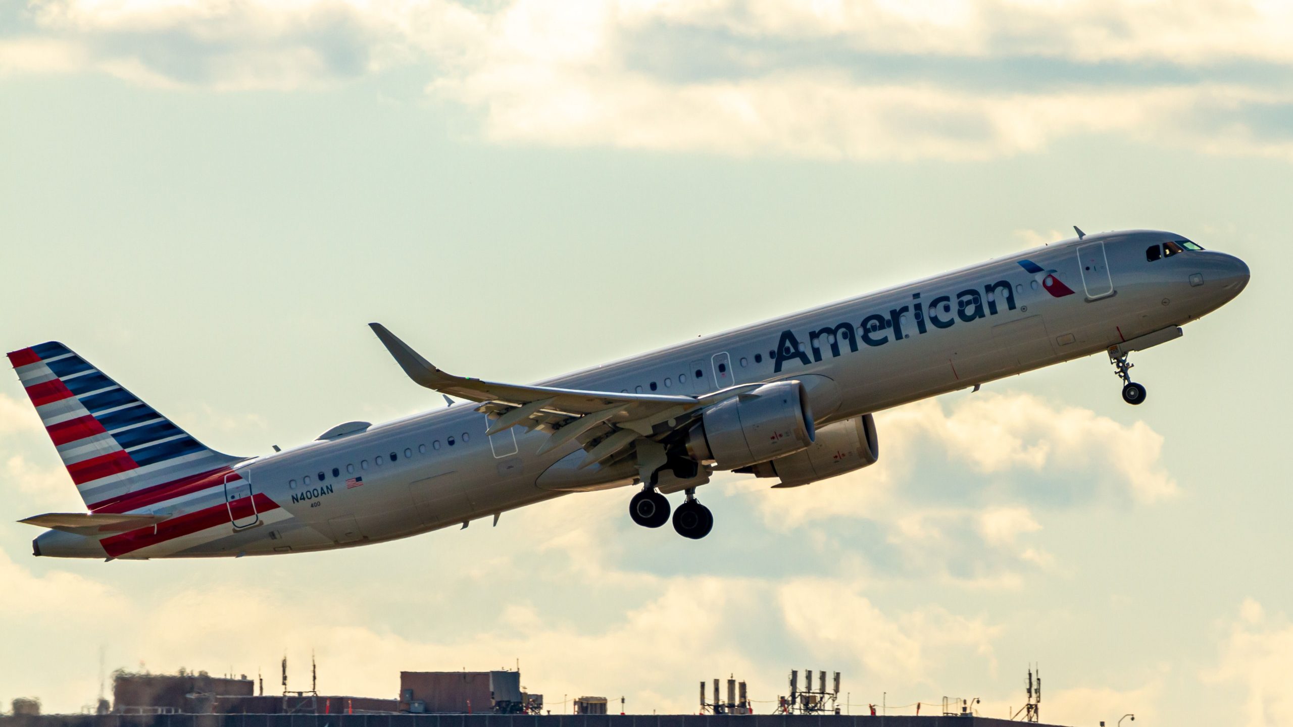 Die Führungskraft von American Airlines zeigt Aufregung nach dem 1. Airbus A321XLR Sichtung