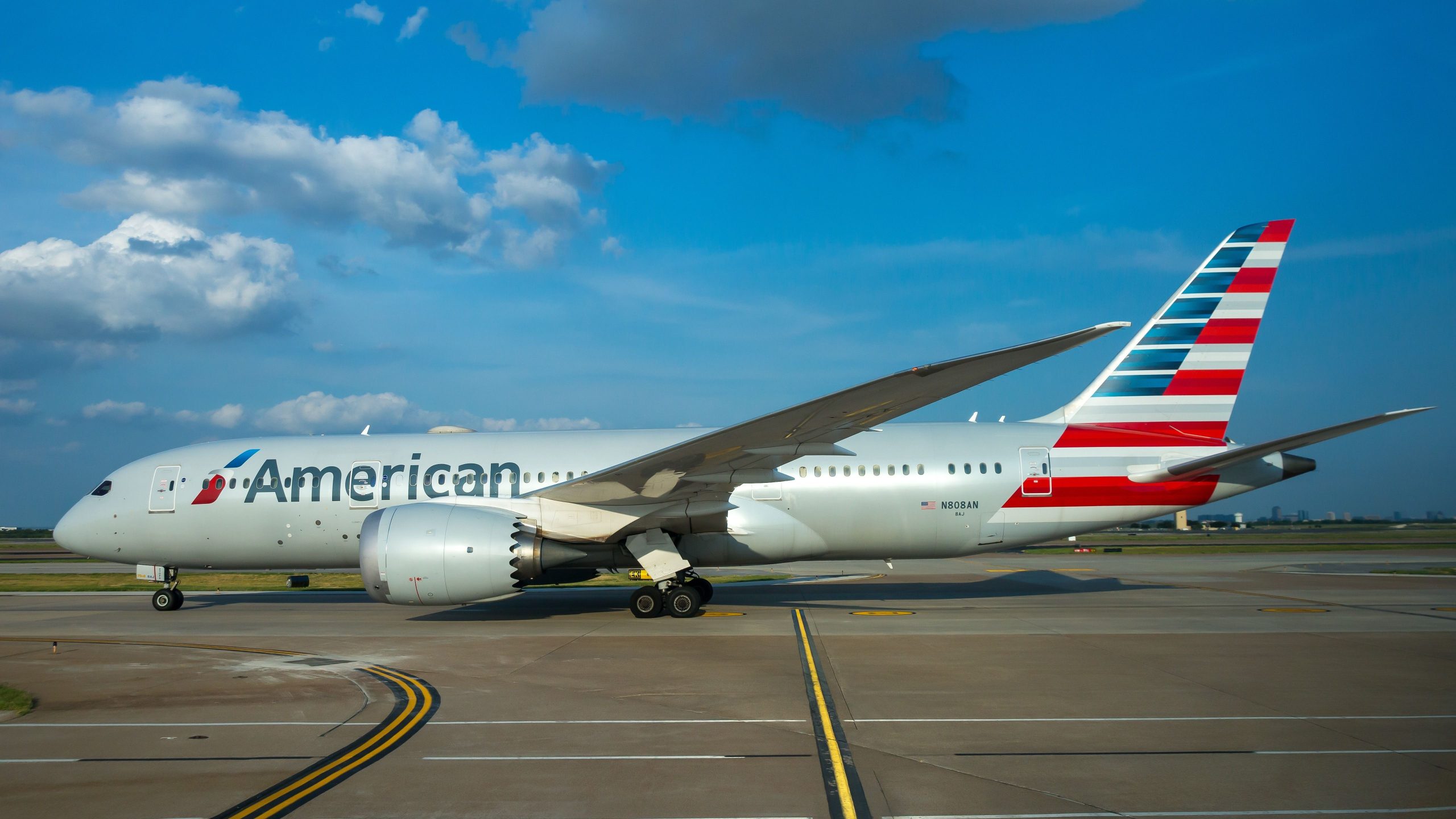 Hundestiche American Airlines Staff &amp; Passagier am internationalen Flughafen Denver