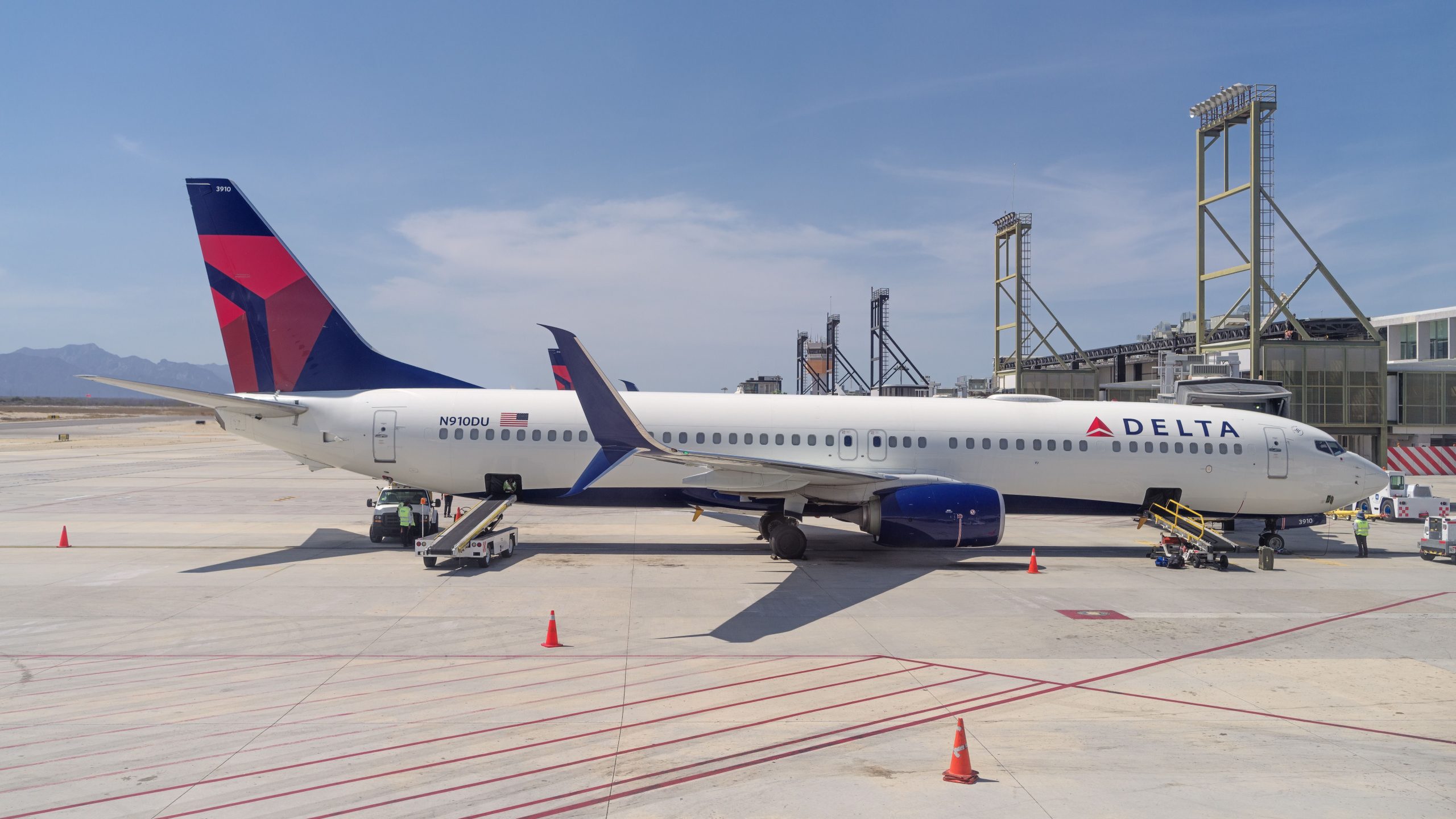 Delta Air Lines Boeing 737 beschädigt nach Kollision mit Treppenlastwagen auf den Kaimaninseln