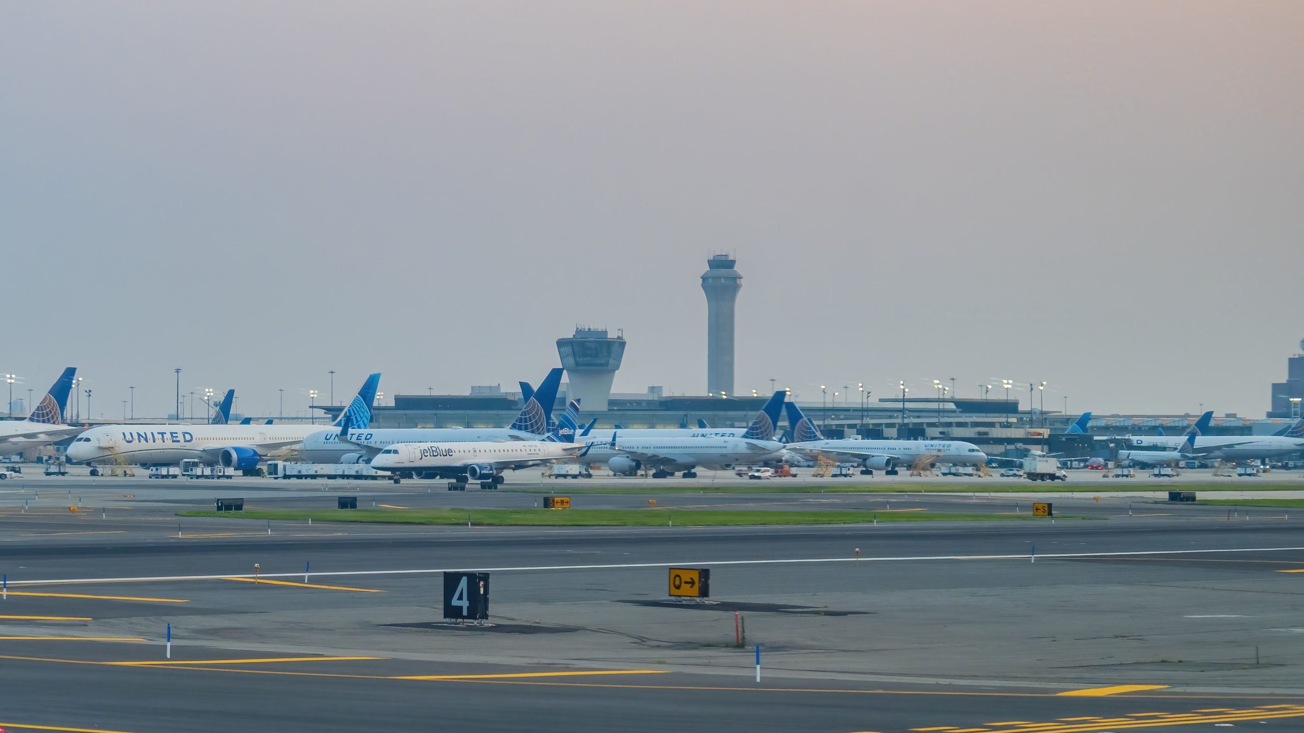 Flüge am Newark Liberty International Airport, aufgrund von „FAA 