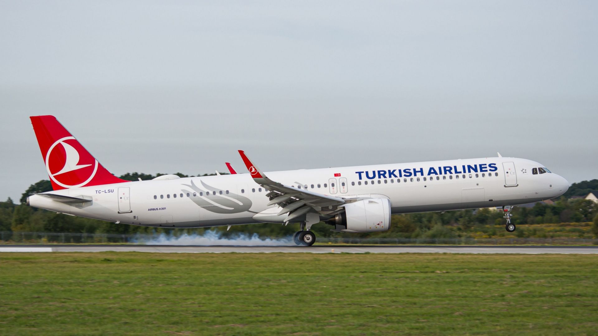Turkish Airlines Flugbegleiter trifft Kabinenobergrenze und bricht die Wirbelsäule nach schweren Turbulenzgesteinen Airbus A321