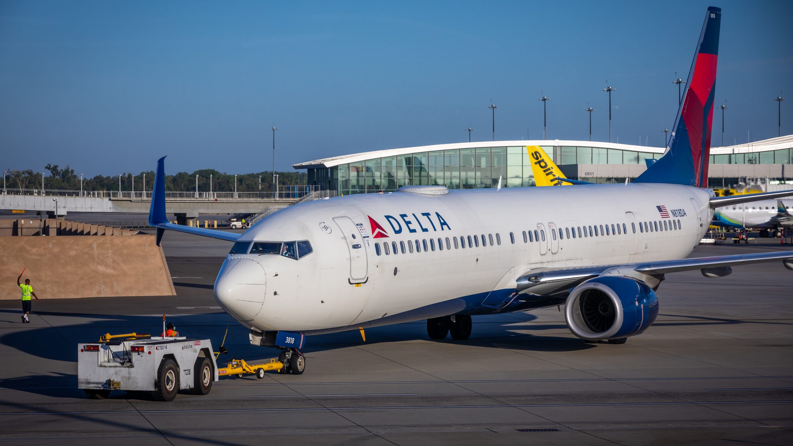 "Das ist groß": Der Flughafen Sacramento brechen auf dem Fußgängerweg auf dem Boden