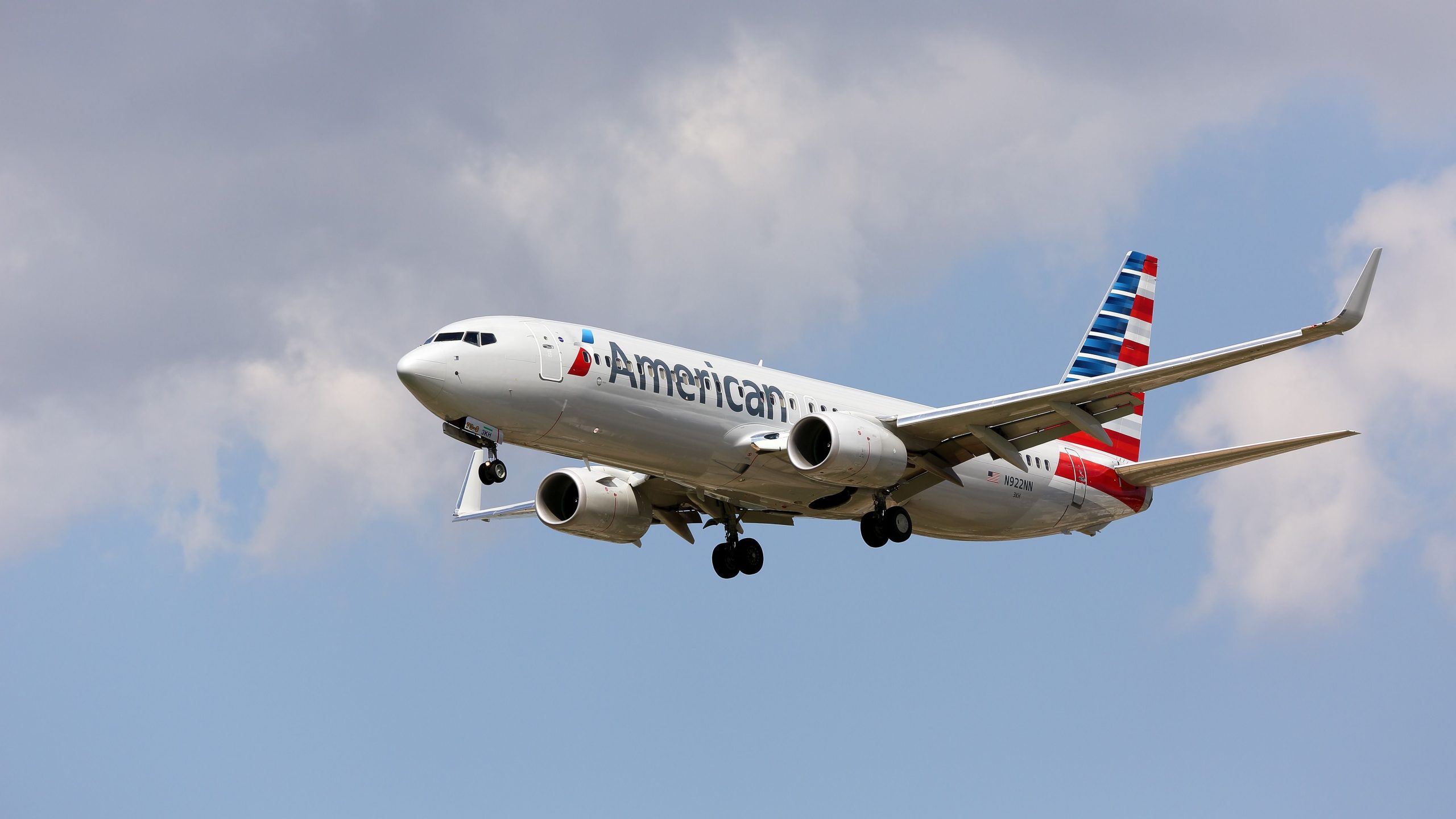 Das Bremsausgabe veranlasst American Airlines Boeing 737-800, die Runway in Dallas zu überschreiten
