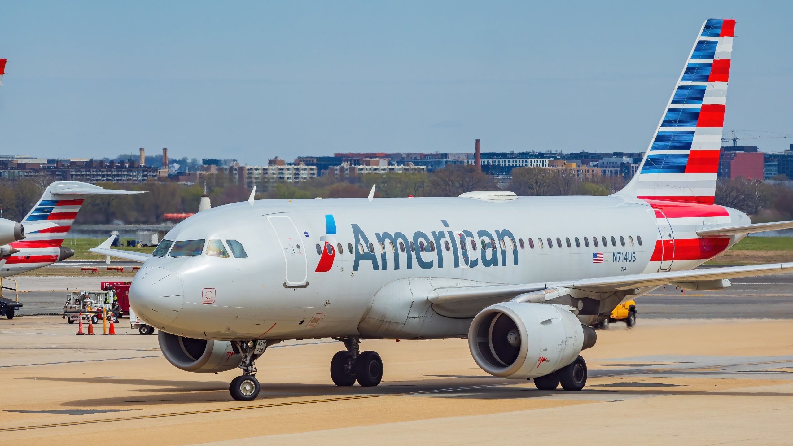 Der Passagier von American Airlines in Maga Hat behauptet Diskriminierung und teilt die Identität des Flugbegleiters online mit