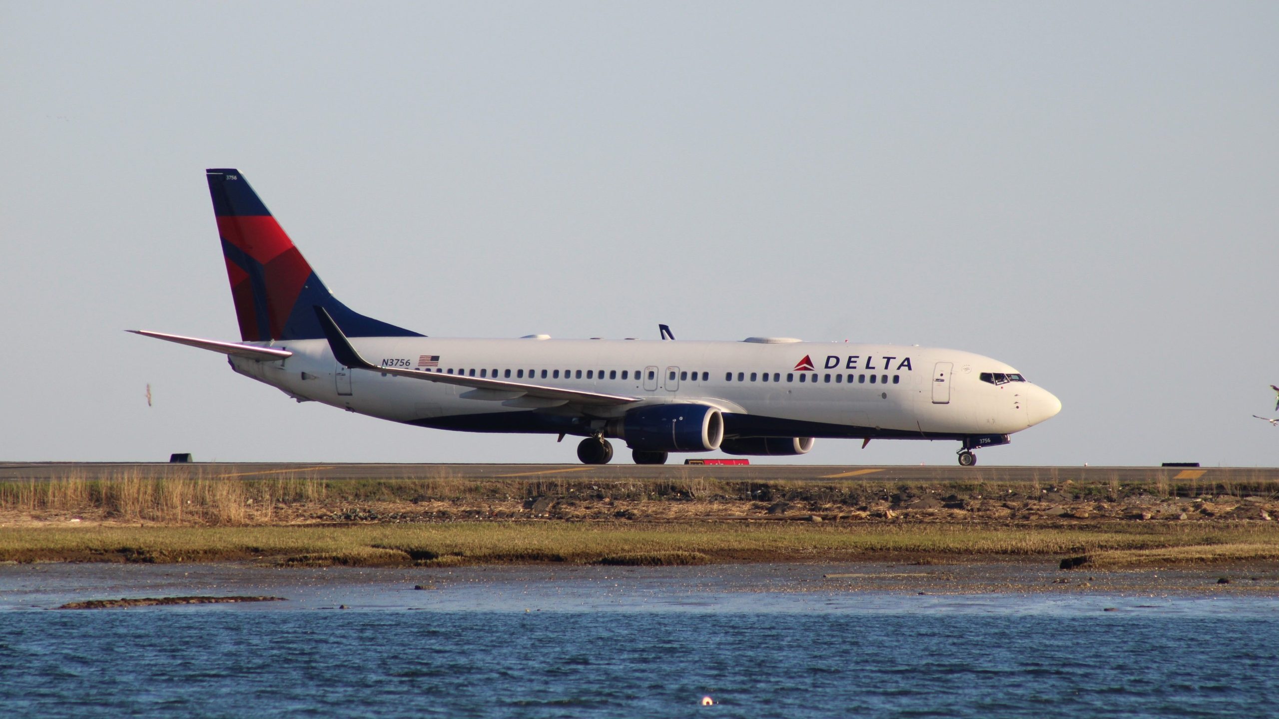 Delta Air Lines Boeing 737-800 führt in Boston eine Rolle durch, um Kollision zu vermeiden