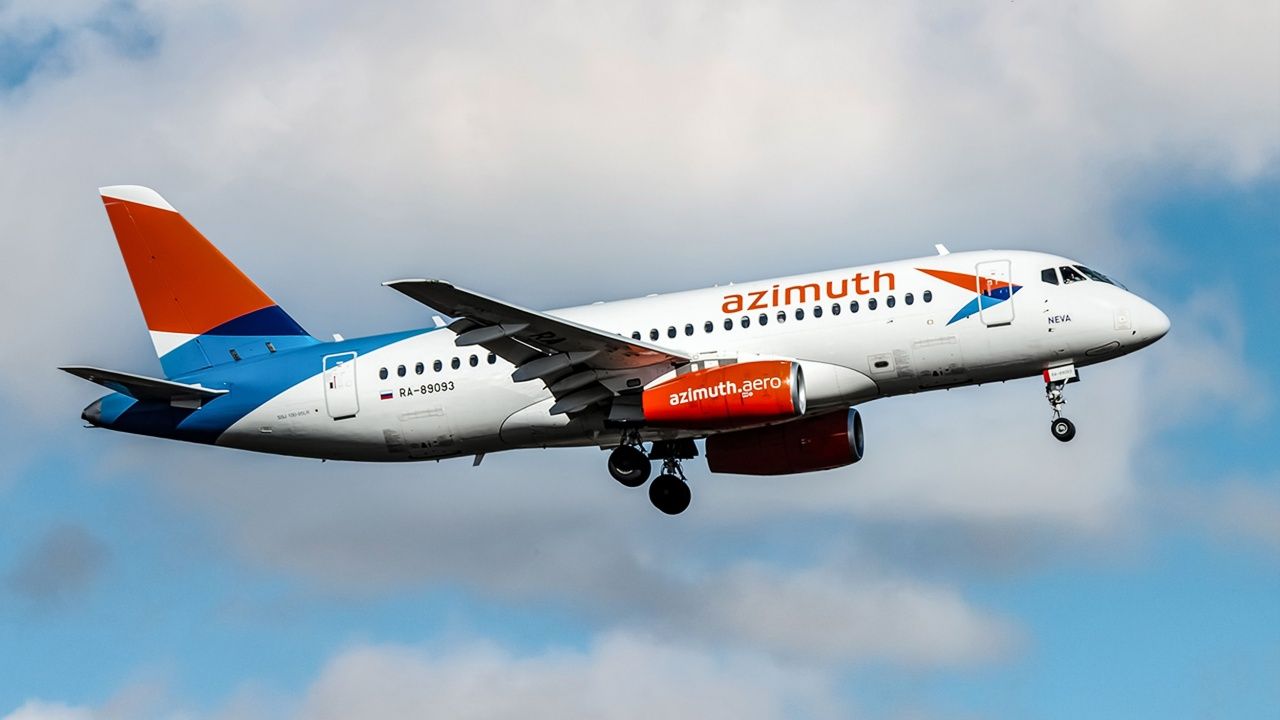Azimuth Airlines Sukhoi Superjet 100 Motor fängt am Flughafen Antalya Feuer an: Alle Passagiere sicher