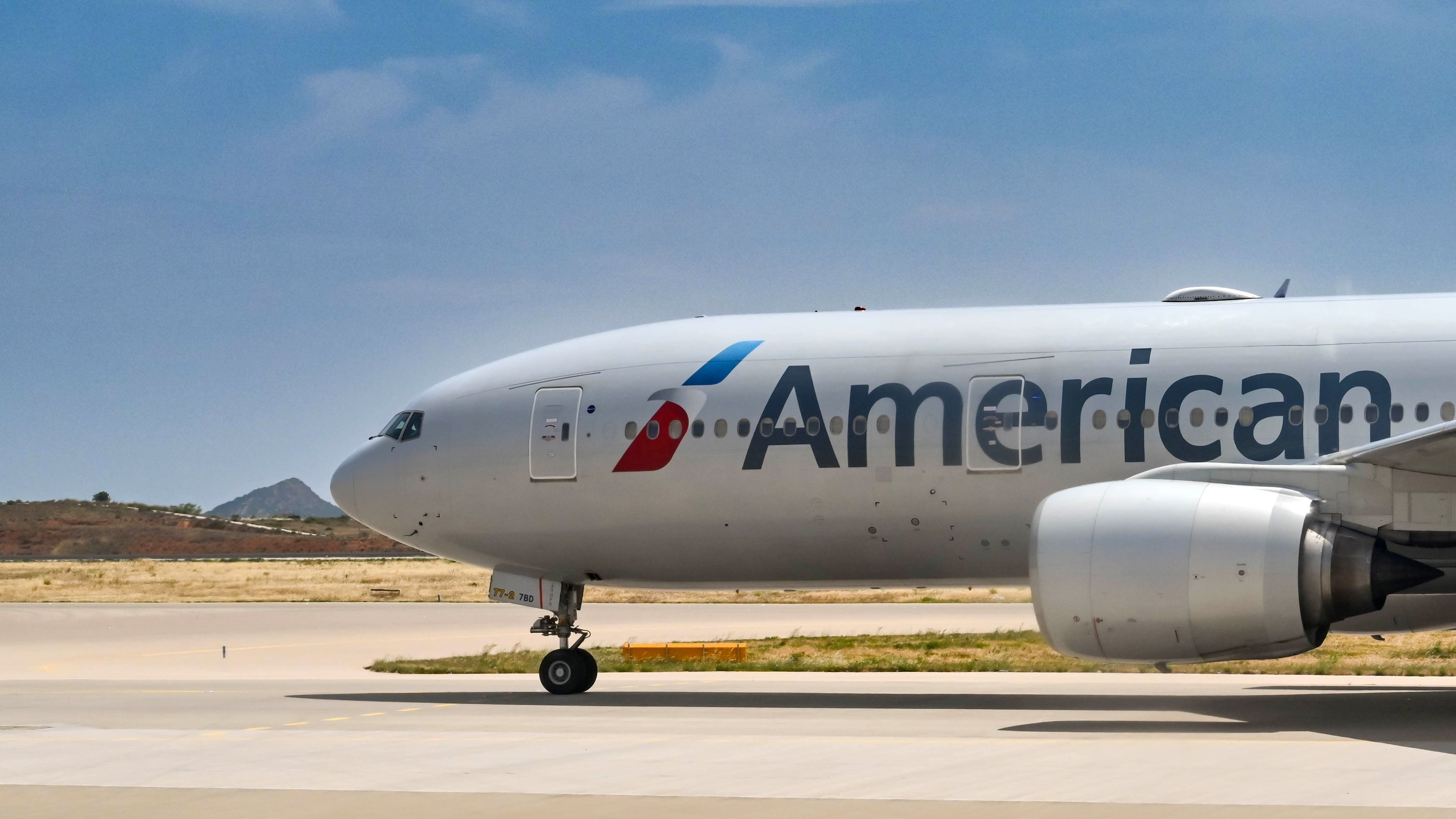 American Airlines Boeing 777-200er leitet sich wegen der rissigen Windschutzscheibe nach Boston über den Atlantik um