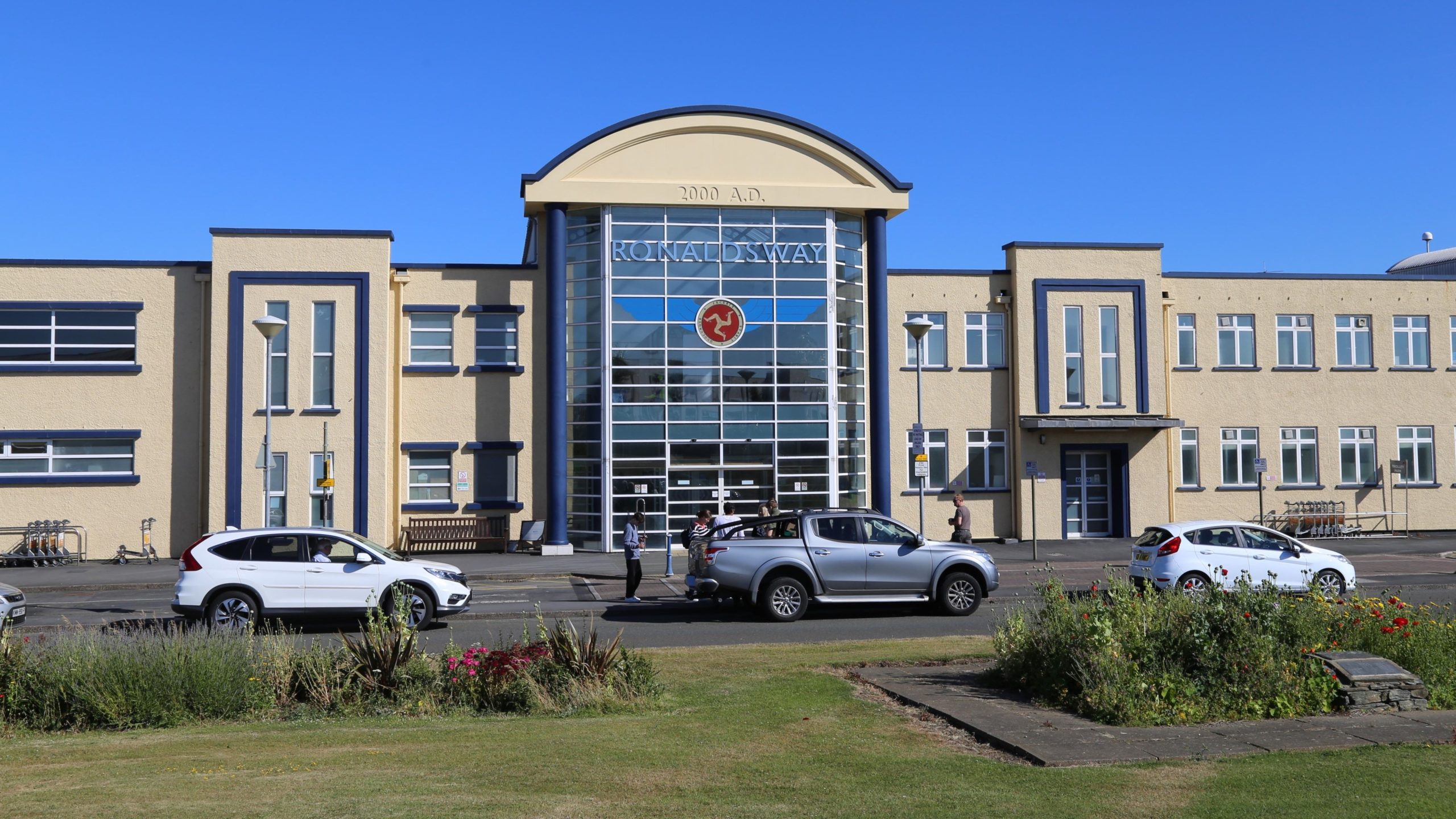 Der Flughafen serviert von einer schmalen Dampfbahn