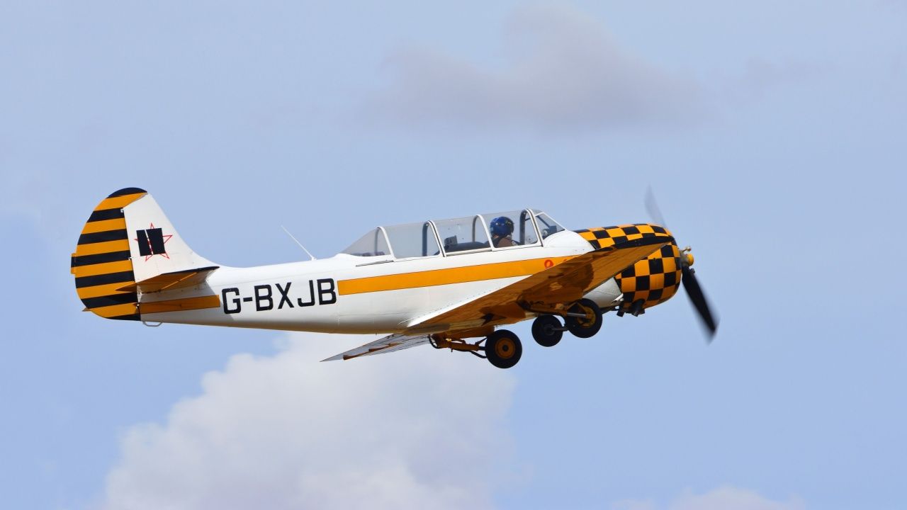 Ukraine-Propeller Yak-52 schießt russische Drohnen im WW2-Stil herunter