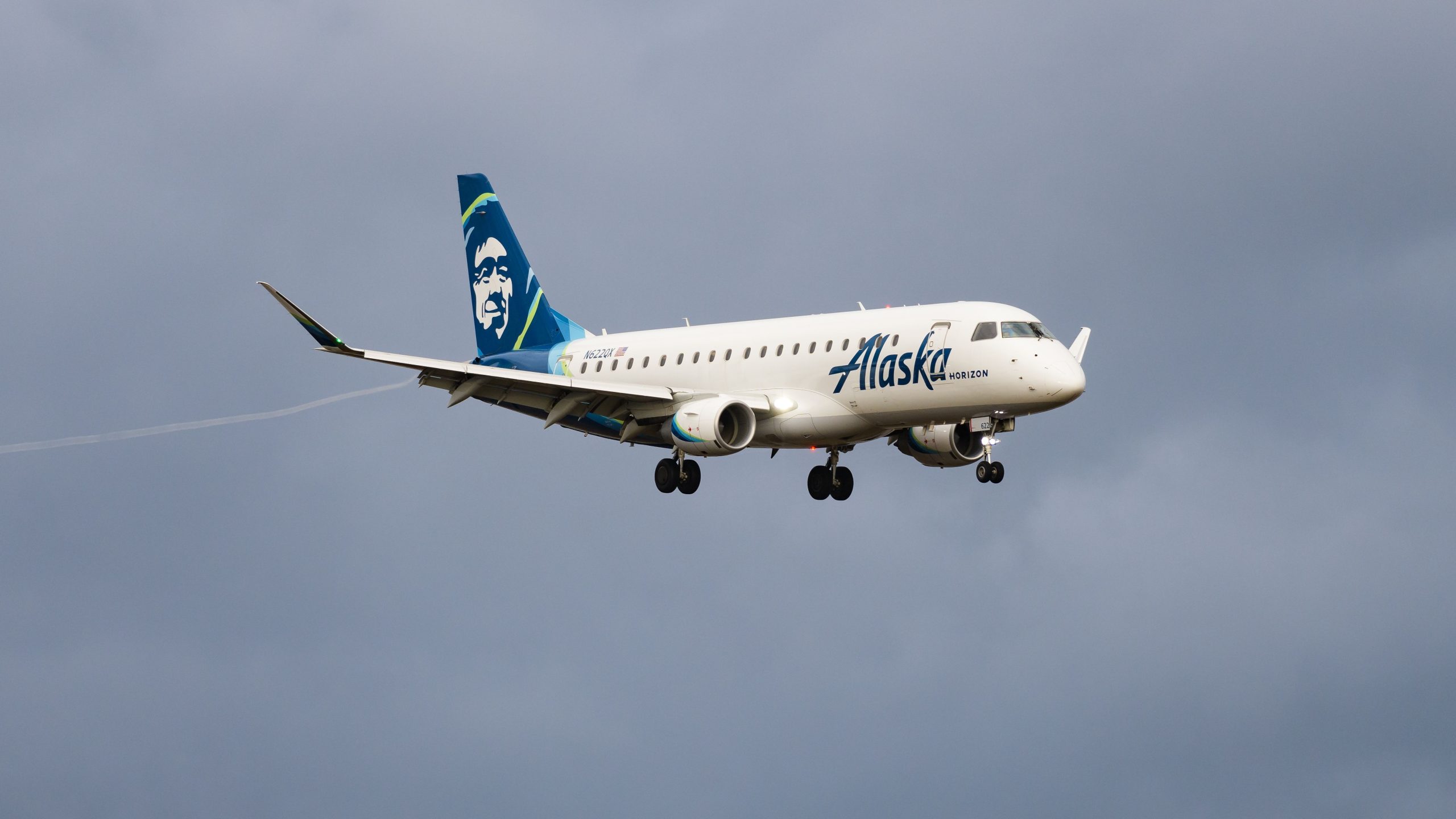 Alaska Airlines Embraer E175 abbricht nach kurzer Anruf mit Air Tanker in Redmond in Redmond
