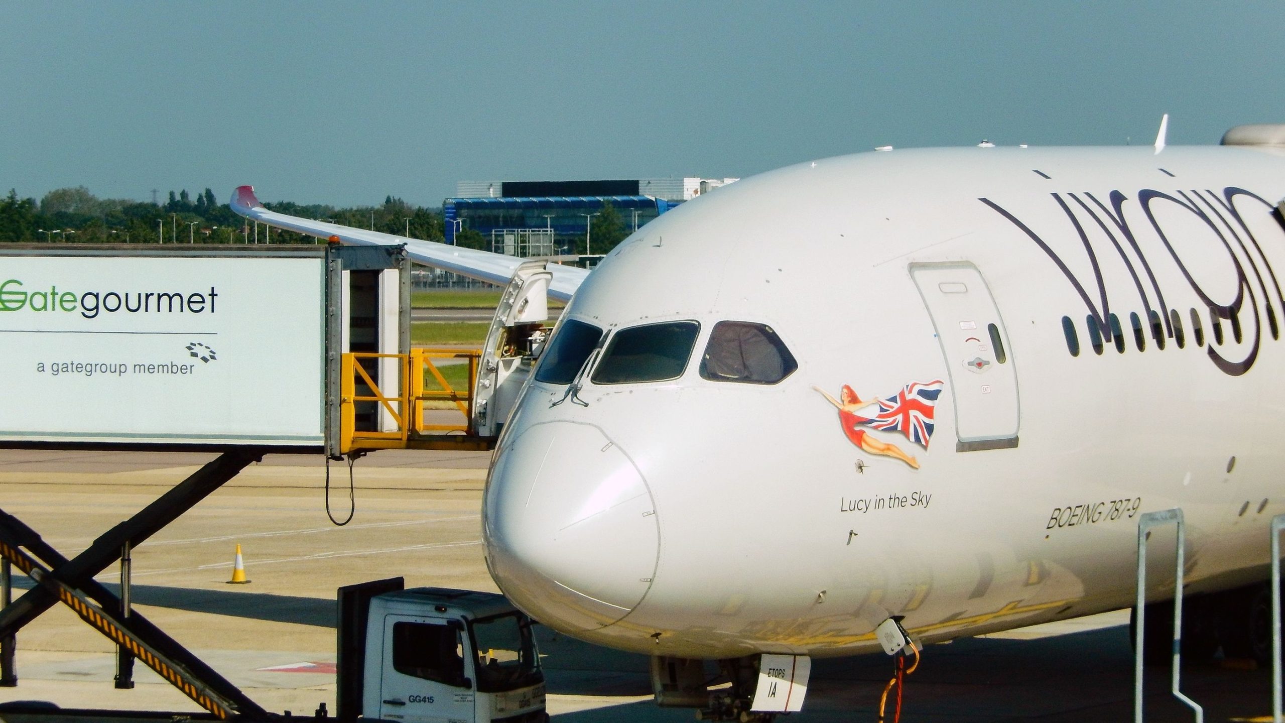 Virgin Atlantic Boeing 787 nimmt Kontakt mit British Airways Airbus A350 in London Heathrow auf