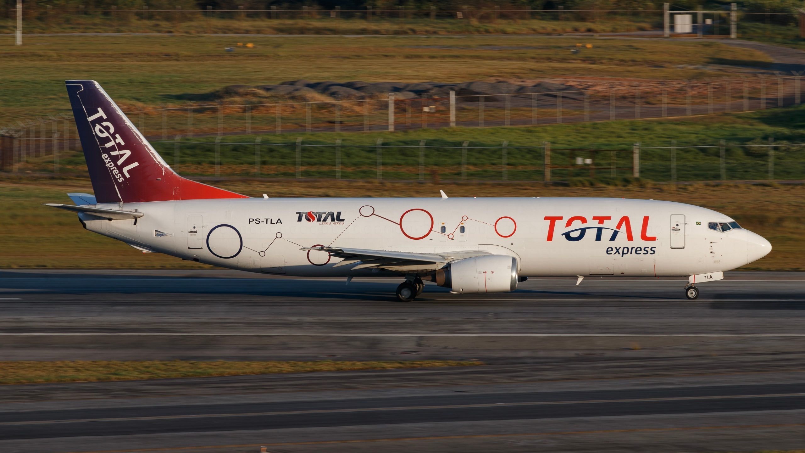 Total Linhas aereas Boeing 737-400F aufgrund von Frachtfeuer zerstört